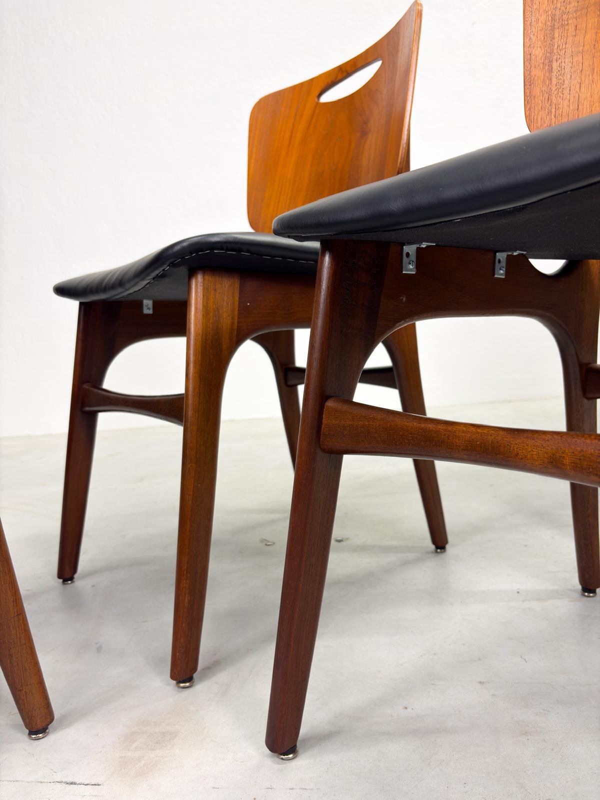 Set Mid-century Eetkamerstoelen in Deens Design (28).jpeg