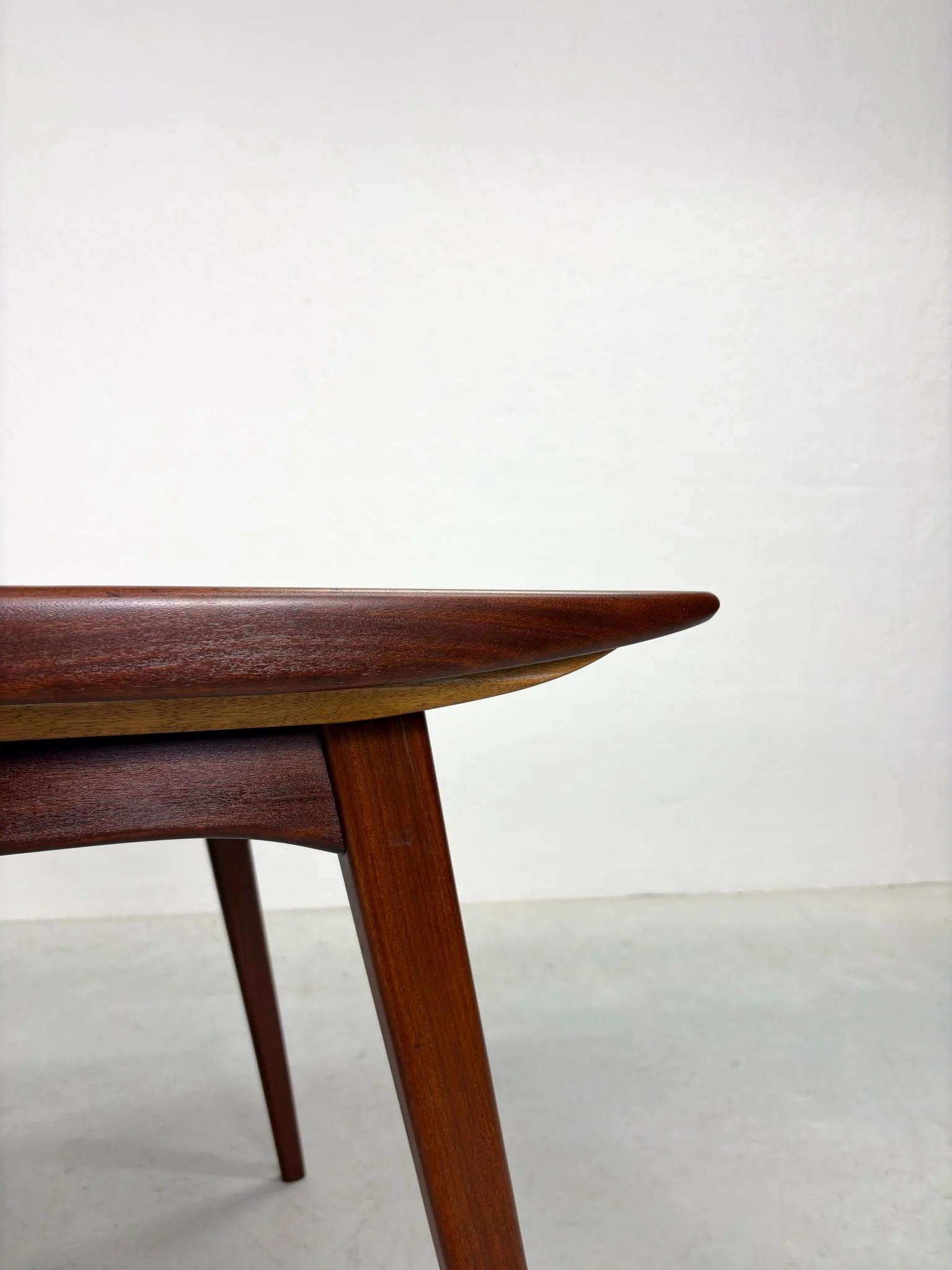 'Milaan' Eetkamertafel van Louis van Teeffelen voor Wébé (19).jpeg