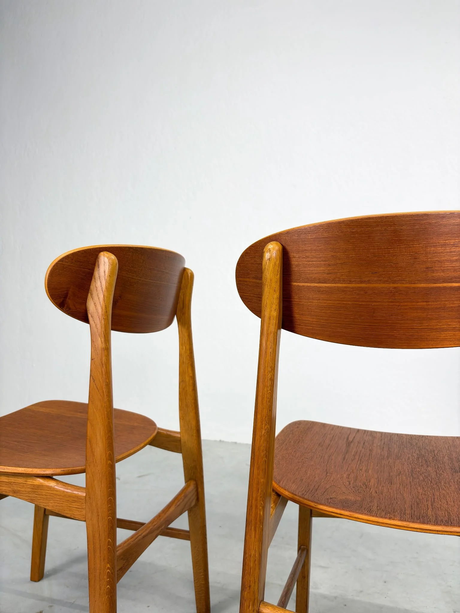 Set Mid-century Eetkamerstoelen van Eiken en Teak (12).jpeg
