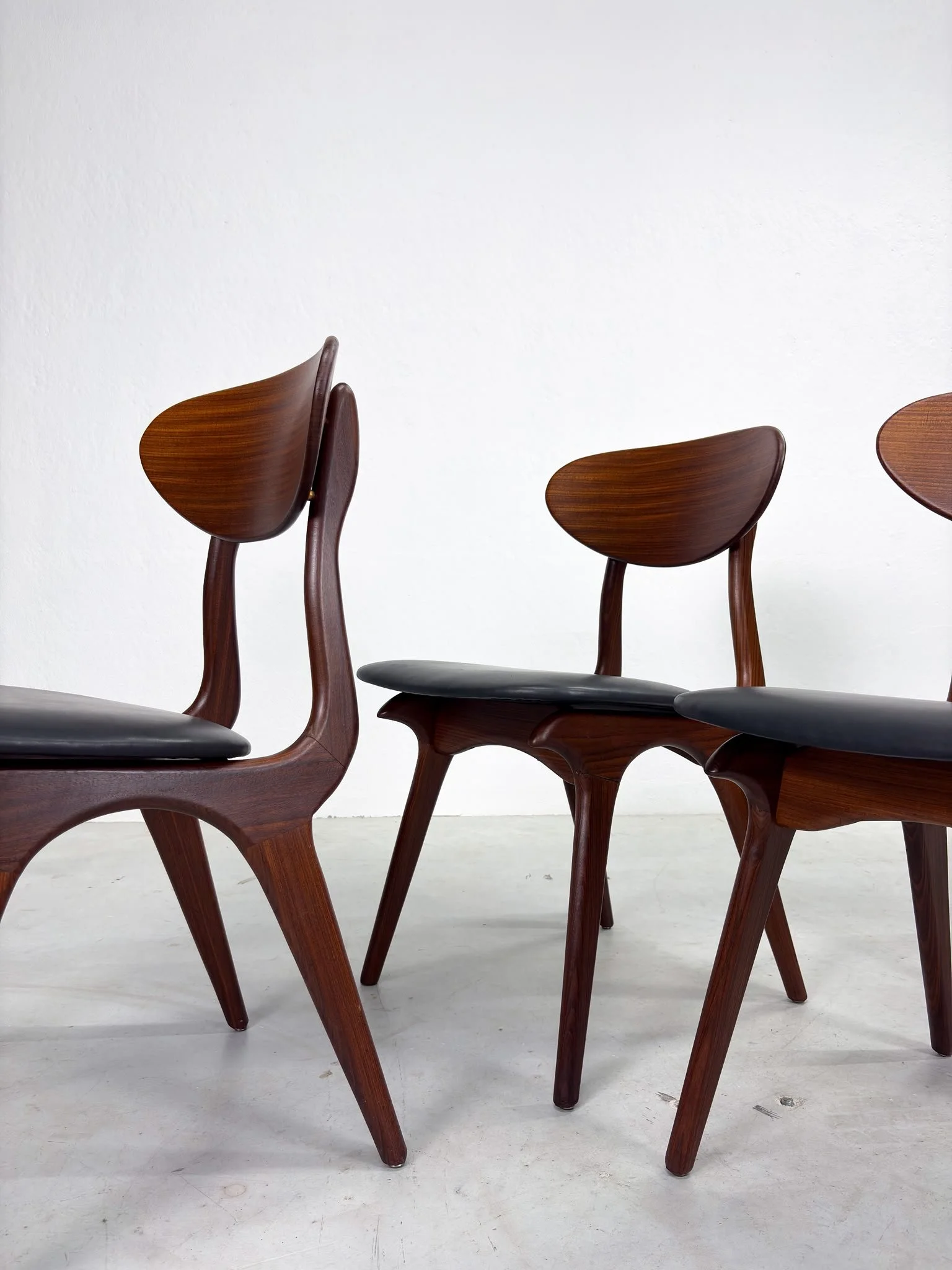 Set 'Snavel' Eetkamerstoelen van Louis van Teeffelen (18).jpeg