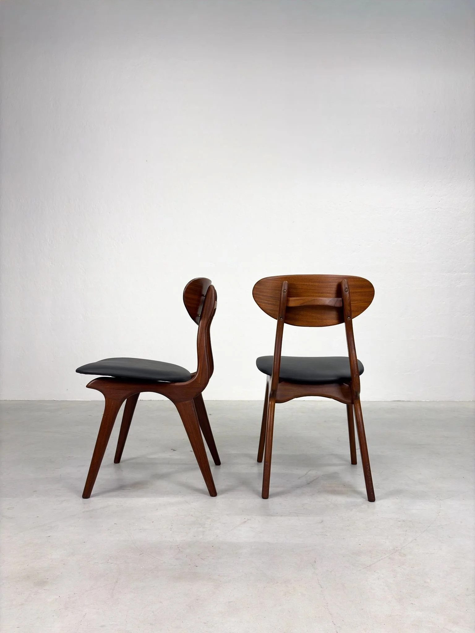 Set 'Snavel' Eetkamerstoelen van Louis van Teeffelen (13).jpeg