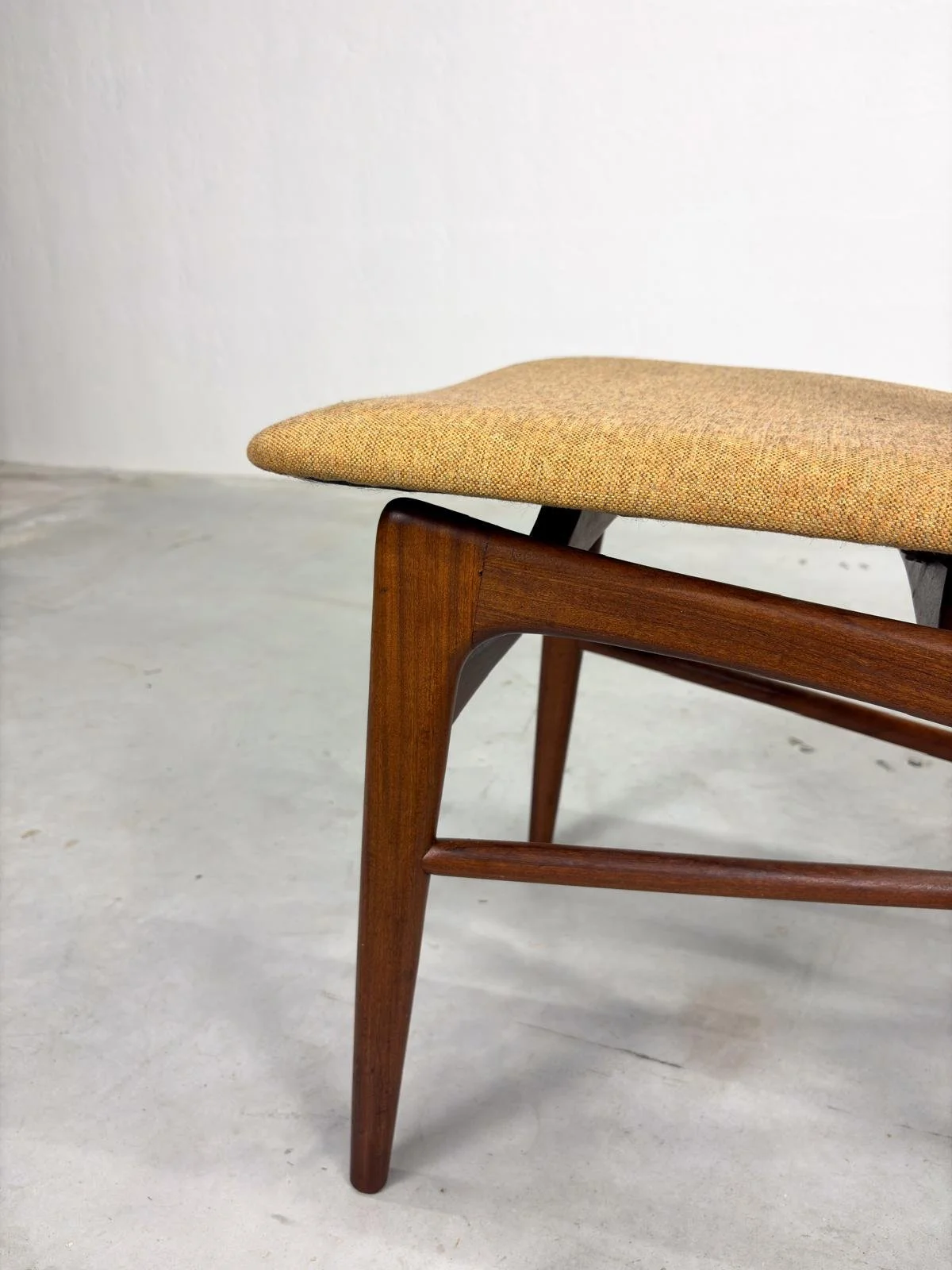 Set 'Hamar' Eetkamerstoelen van Louis van Teeffelen (4).jpeg