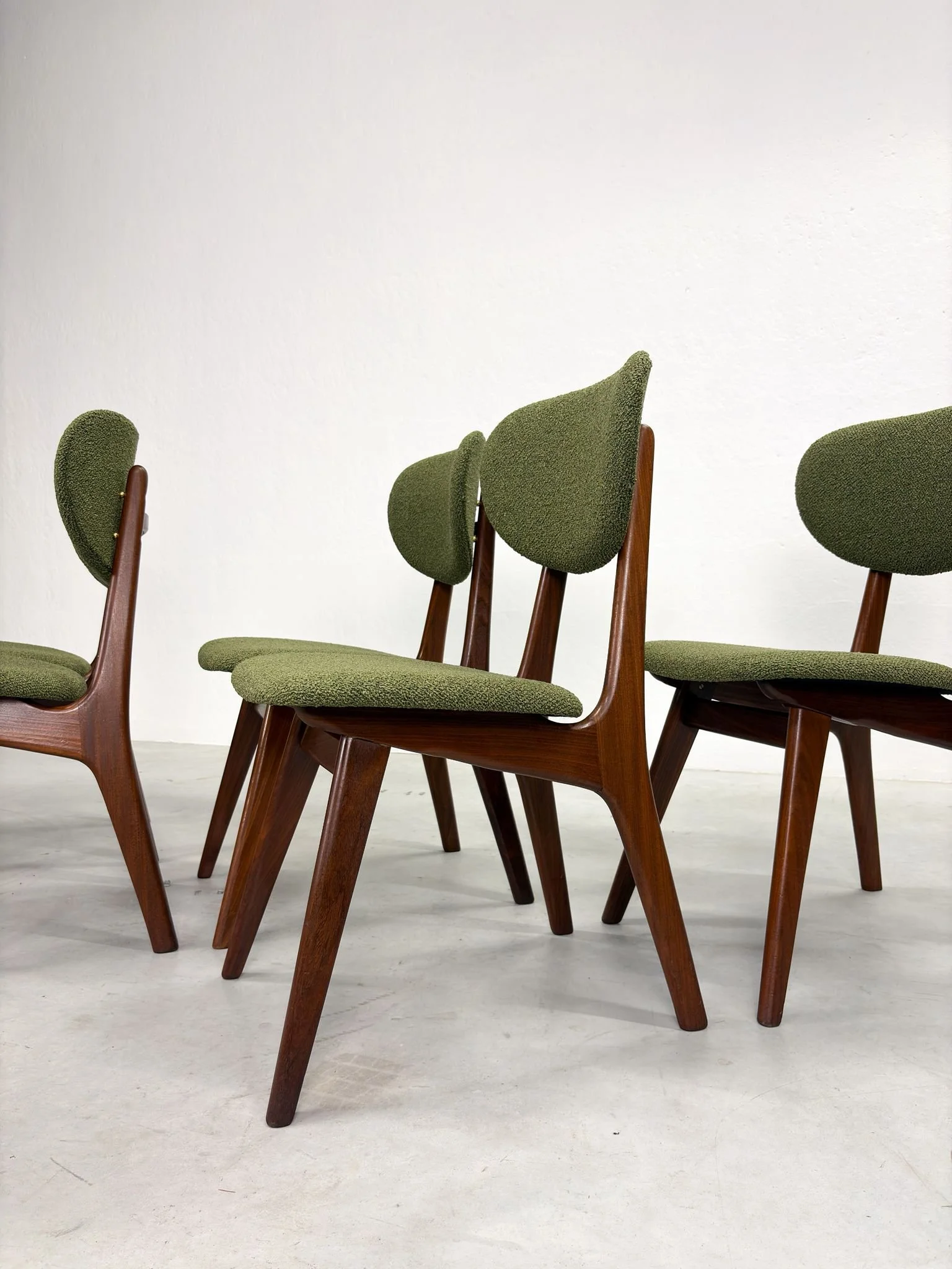 Set Eetkamerstoelen van Louis van Teeffelen voor AwA (10).jpeg