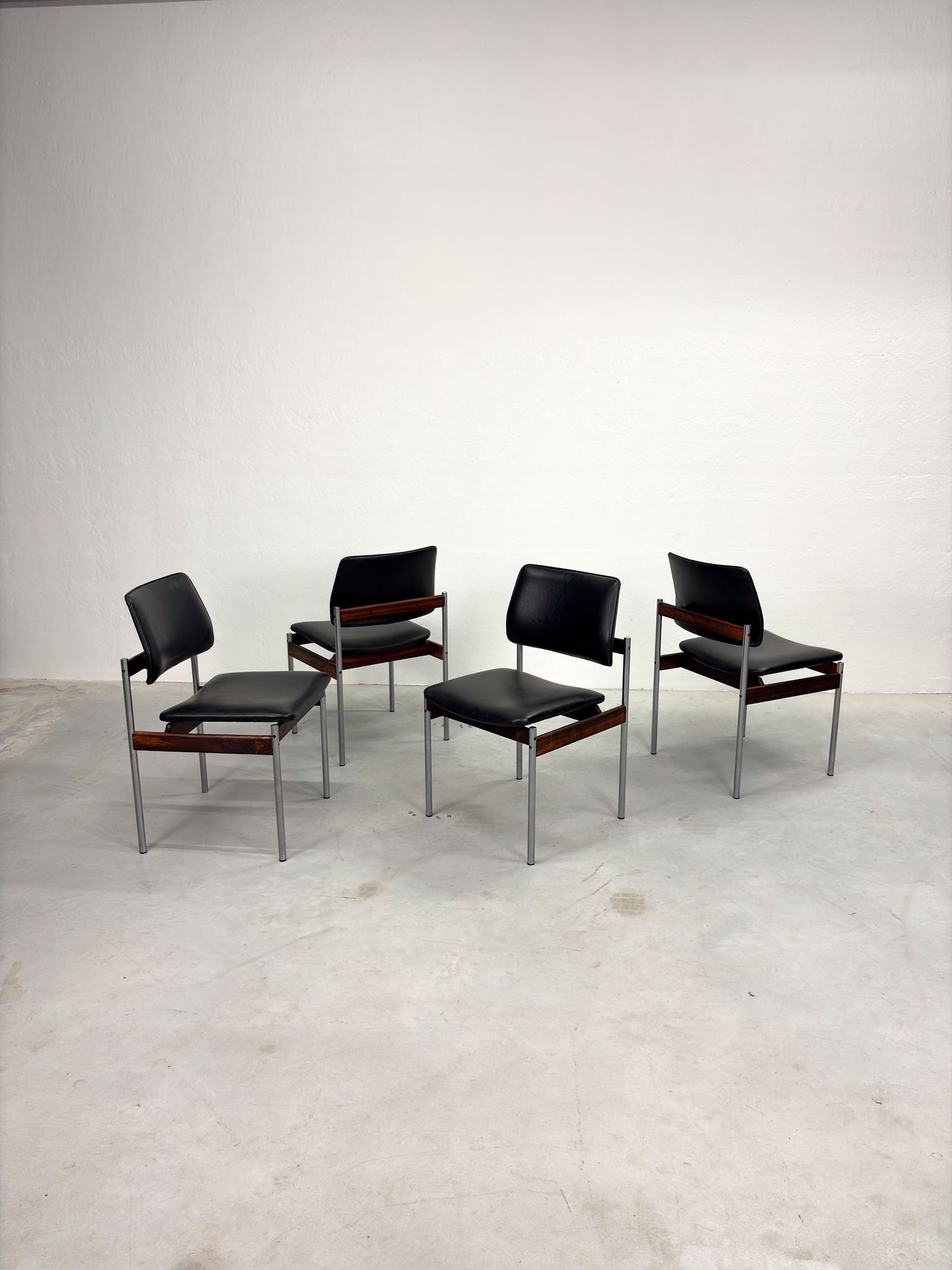 Set Mid-century Eetkamerstoelen van Thereca (16).jpeg