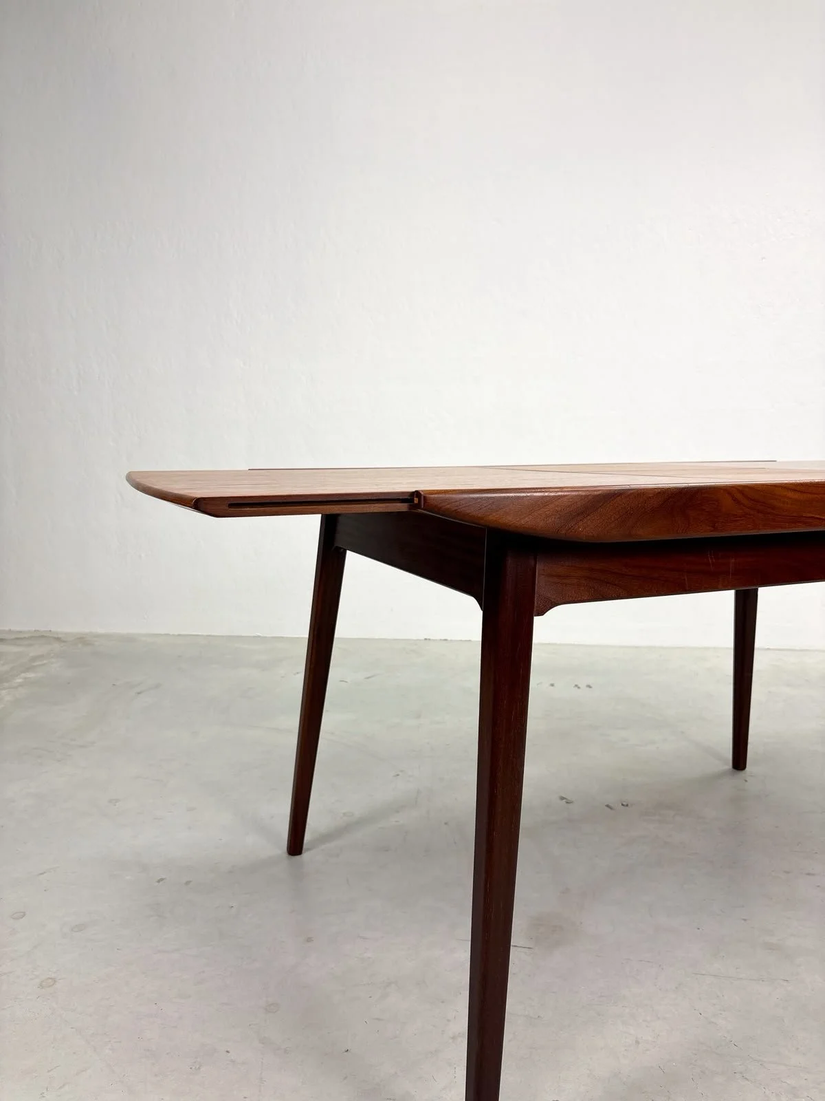 'Milaan' Eettafel van Louis van Teeffelen (1).jpeg