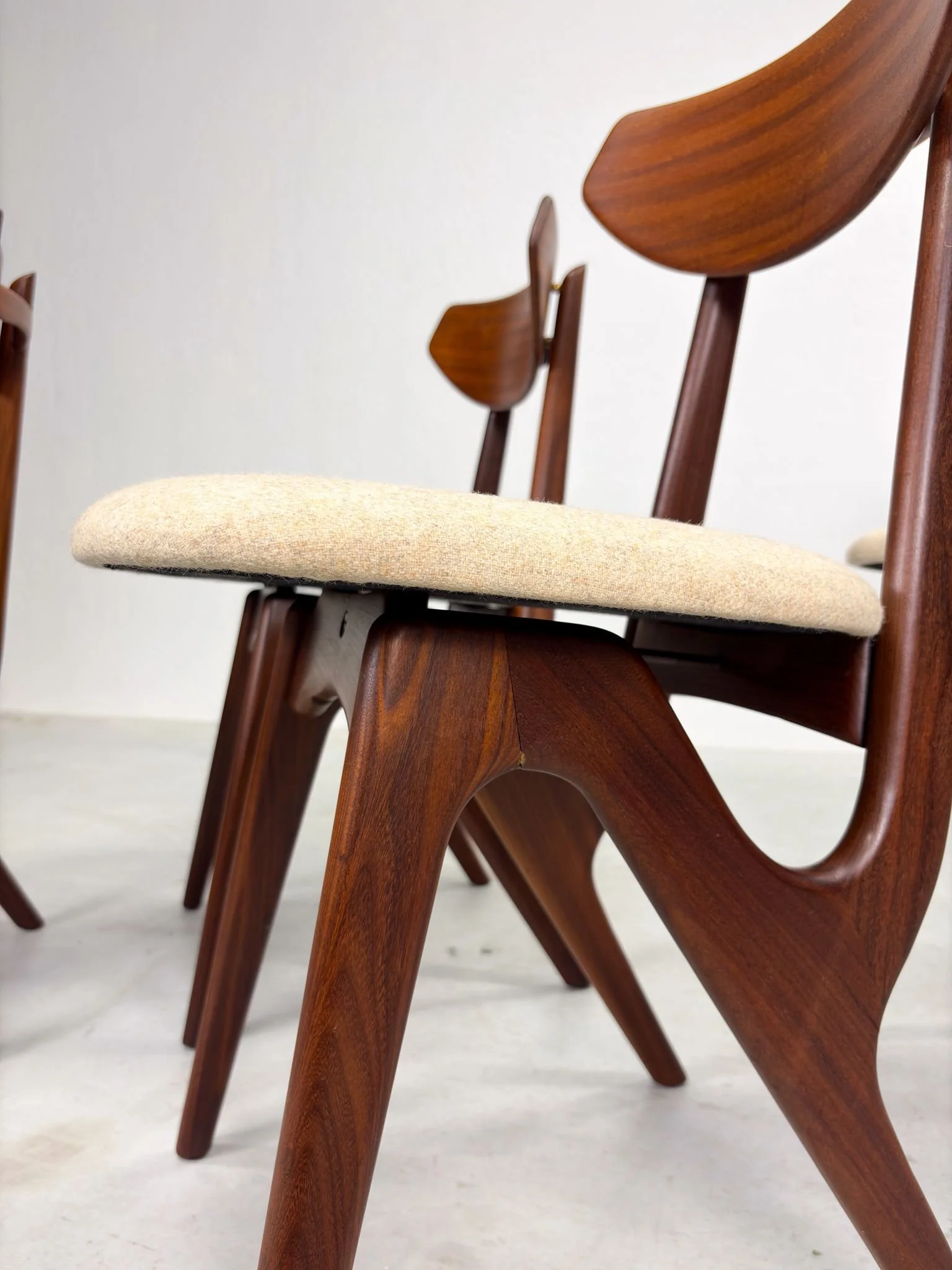 Set Mid-Century Eetkamerstoelen van AwA (6).jpeg