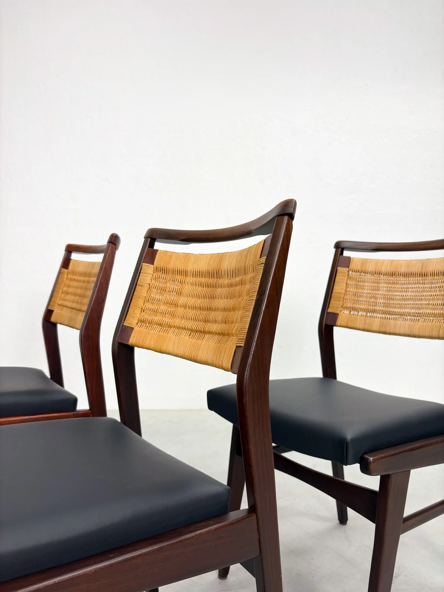 Mid-century Eetkamerstoelen met Rieten Rugleuning (5).jpeg
