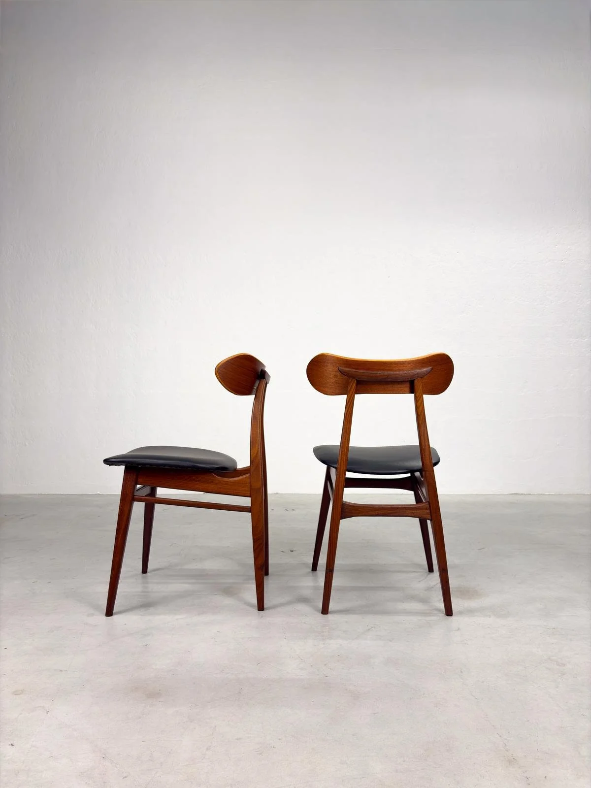 Set 'Kastrup' Eetkamerstoelen van Louis van Teeffelen (8).jpeg