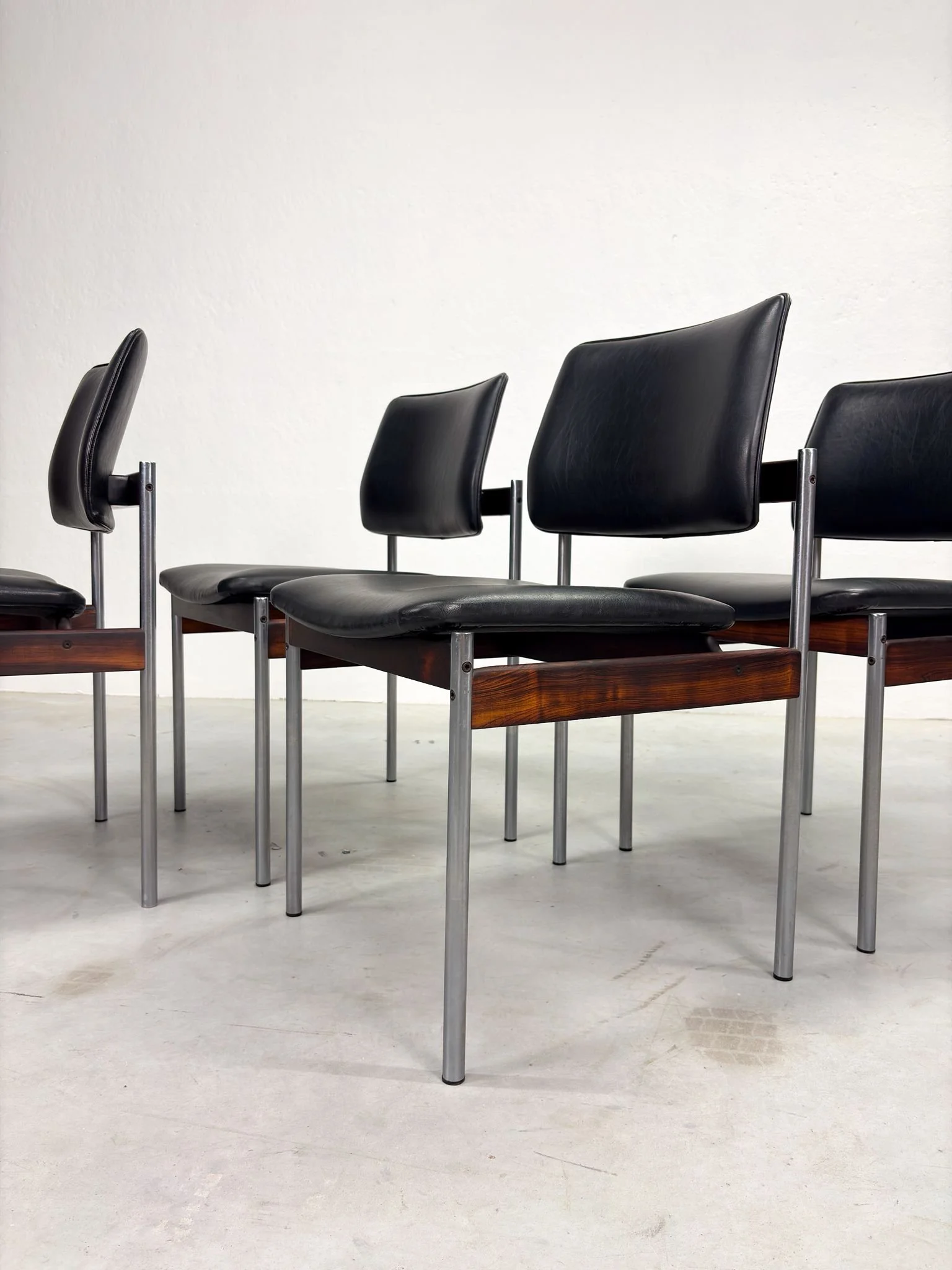 Set Mid-century Eetkamerstoelen van Thereca (17).jpeg