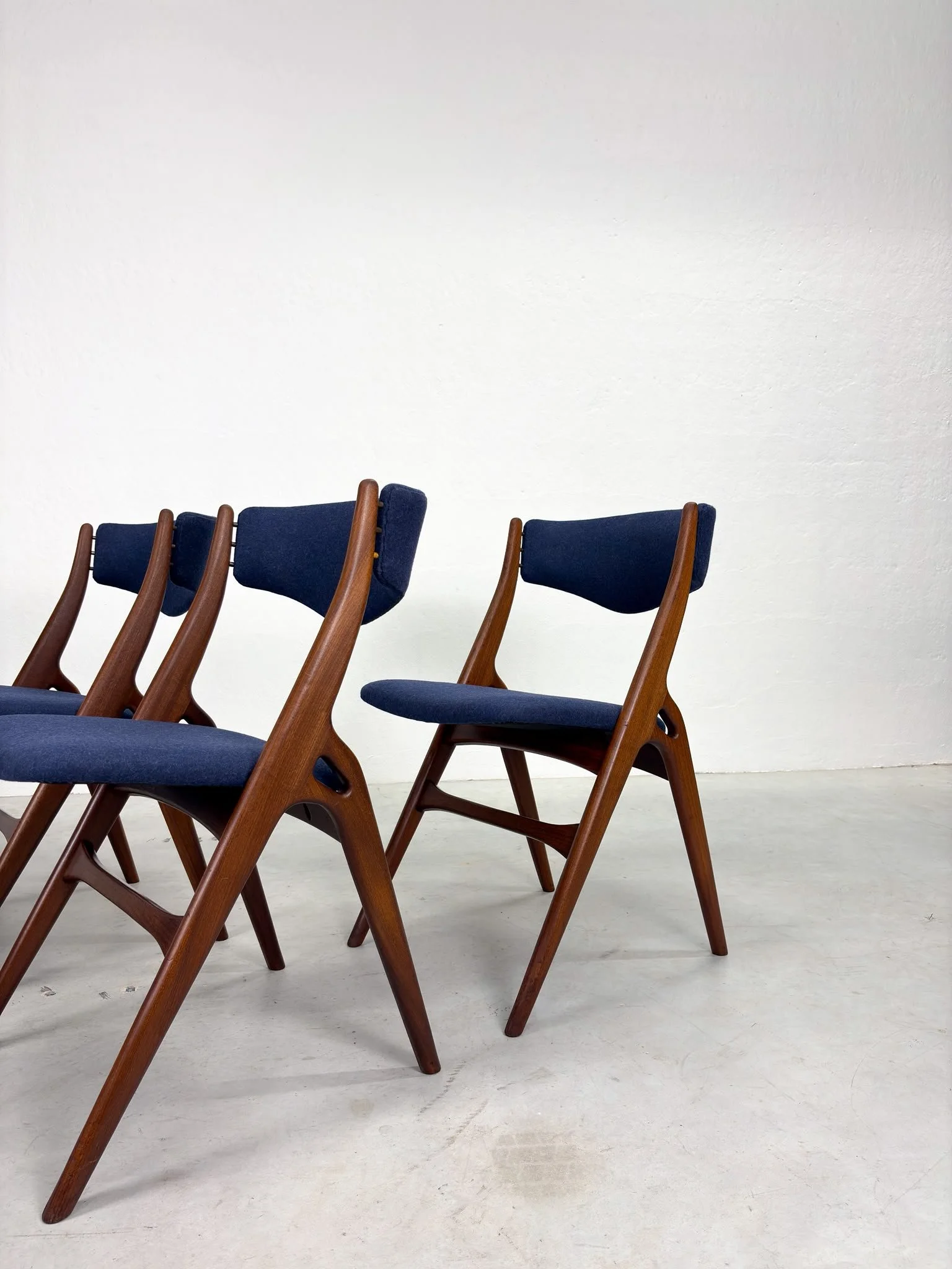 Set 'Aska' Eetkamerstoelen van Louis van Teeffelen voor Wébé (4).jpeg