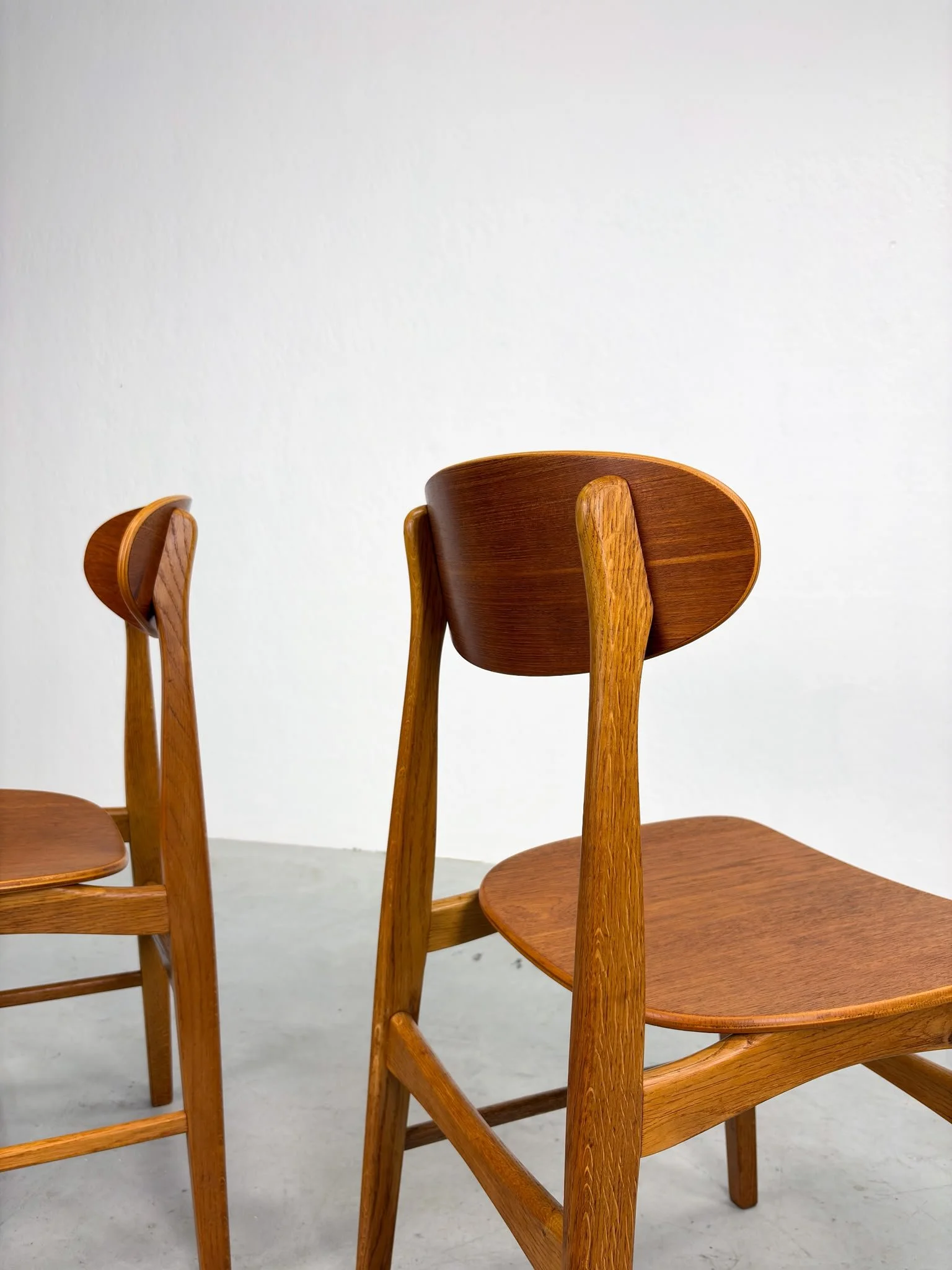 Set Mid-century Eetkamerstoelen van Eiken en Teak (10).jpeg