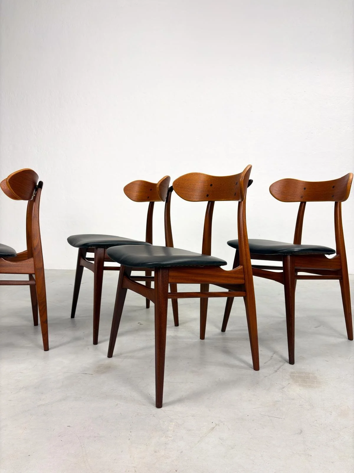 Set 'Kastrup' Eetkamerstoelen van Louis van Teeffelen (19).jpeg