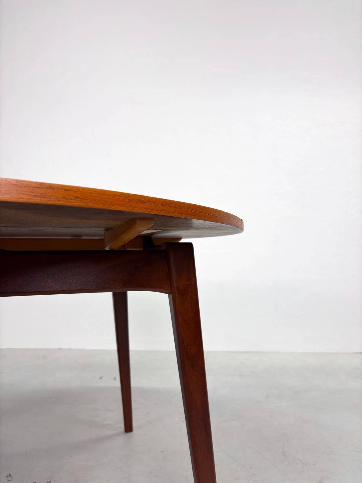 Uitschuifbare Ronde Eetkamertafel van Louis van Teeffelen (6).jpeg