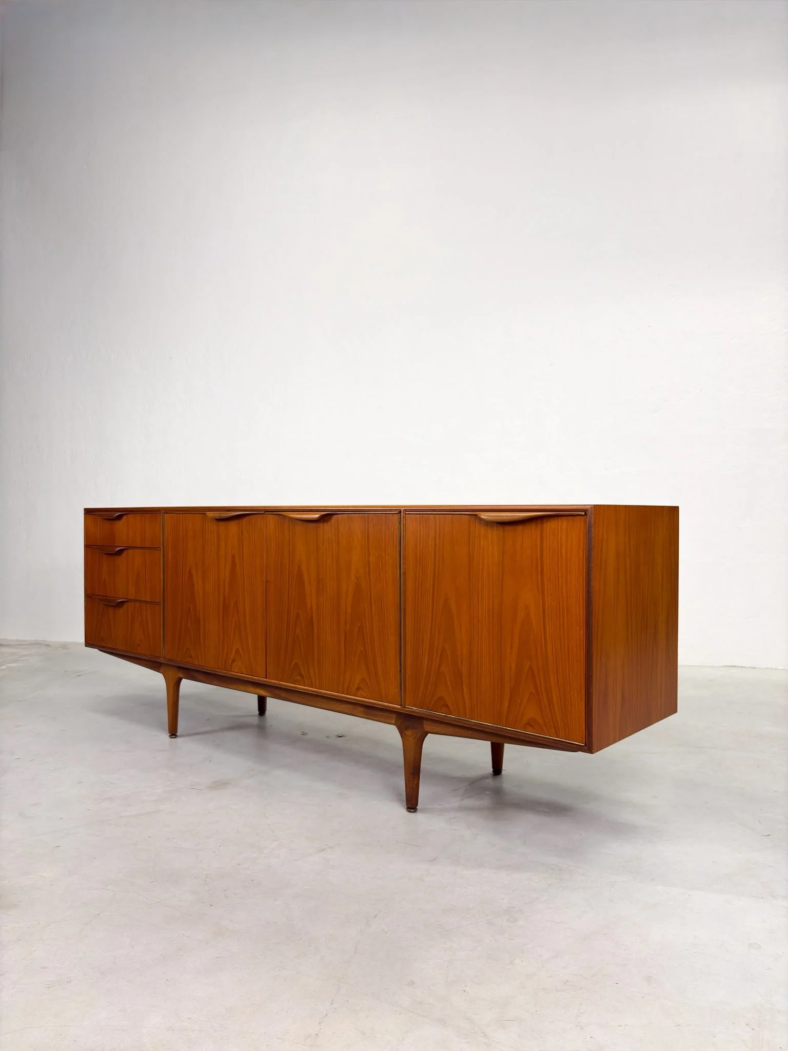 'Dunvegan' Sideboard van Tom Robertson voor McIntosh (18).jpeg