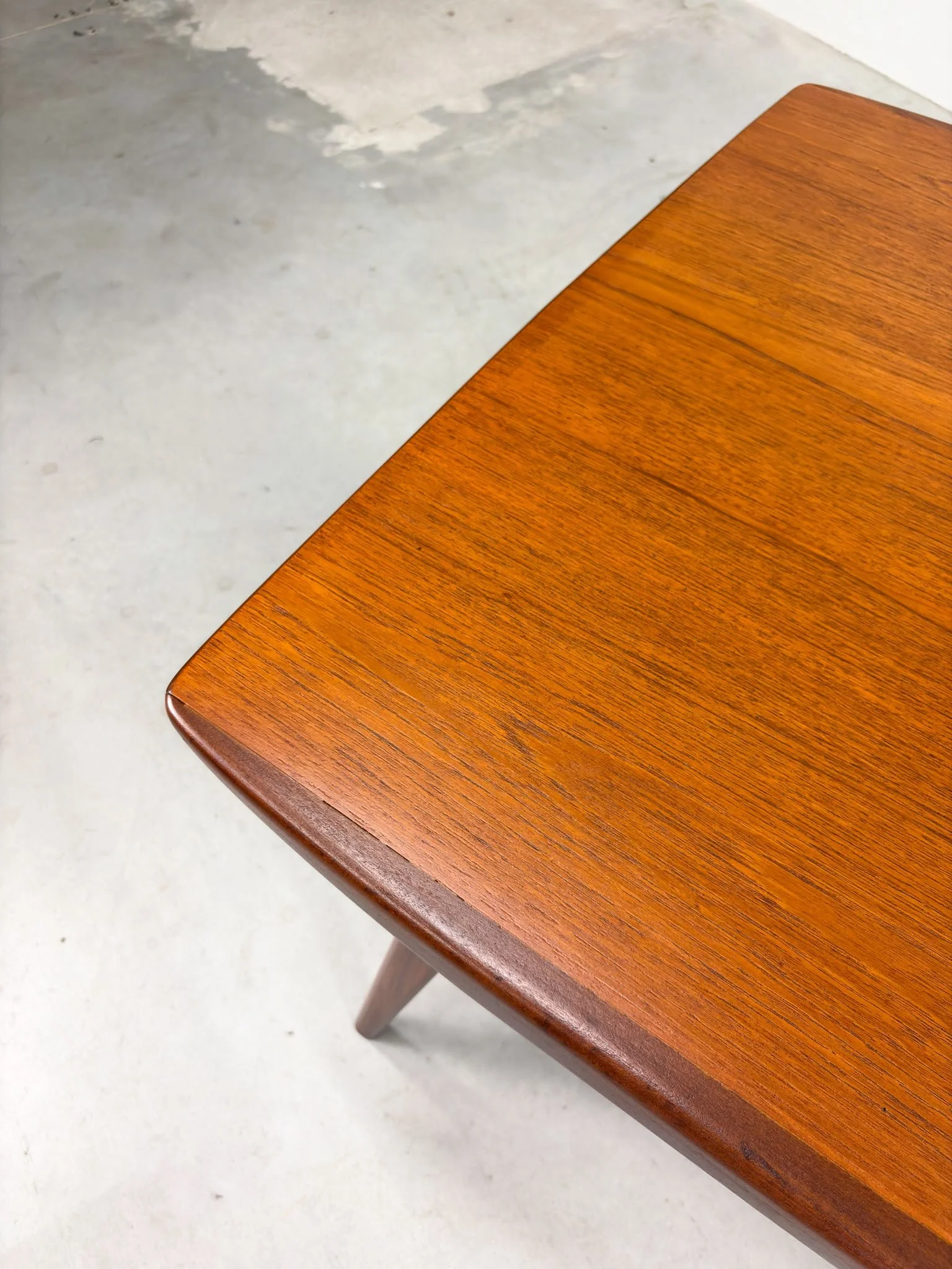 'Milaan' Eetkamertafel van Louis van Teeffelen voor Wébé (4).jpeg