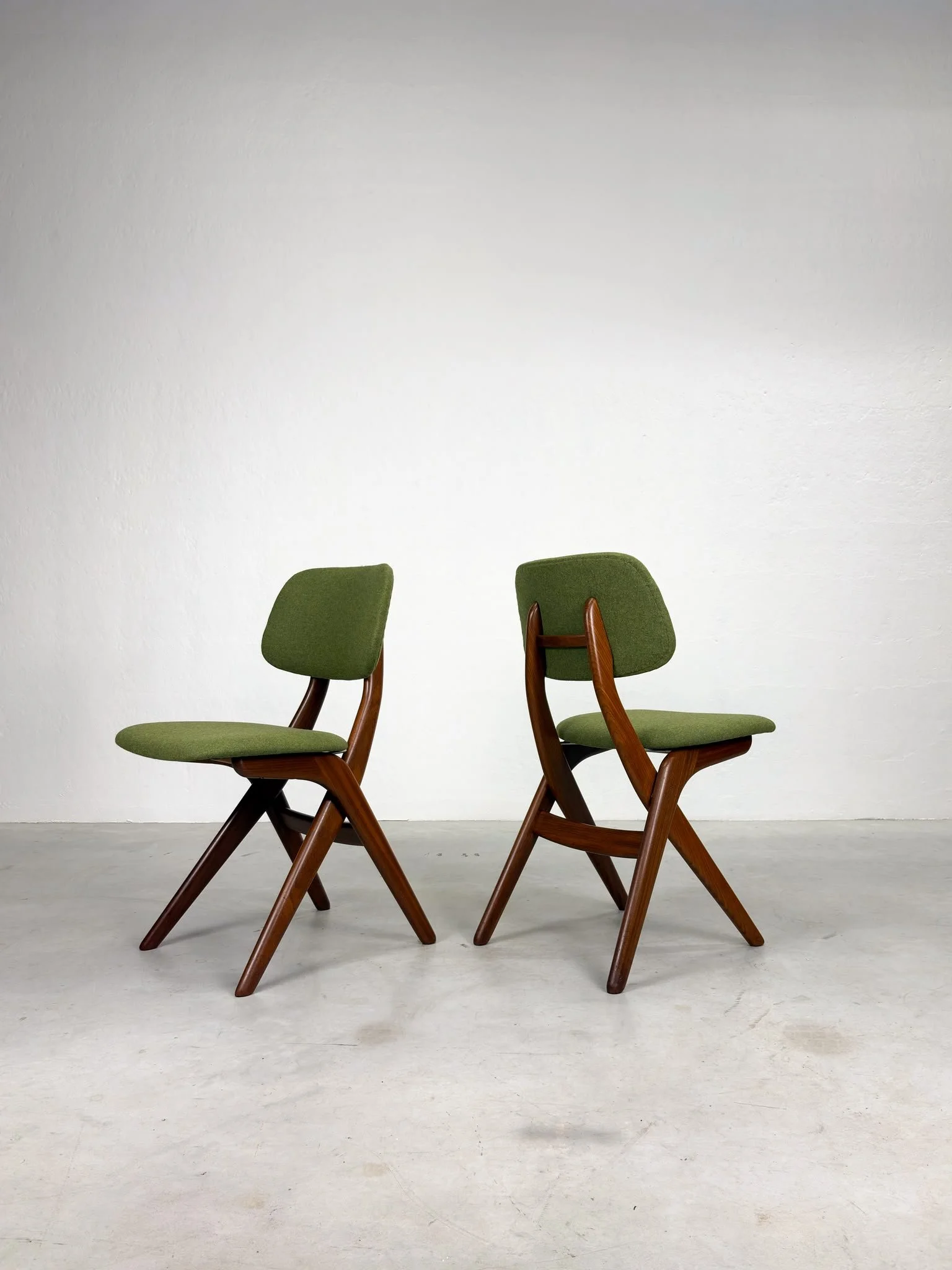 Set 'Scissor' Eetkamerstoelen van Louis van Teeffelen (15).jpeg