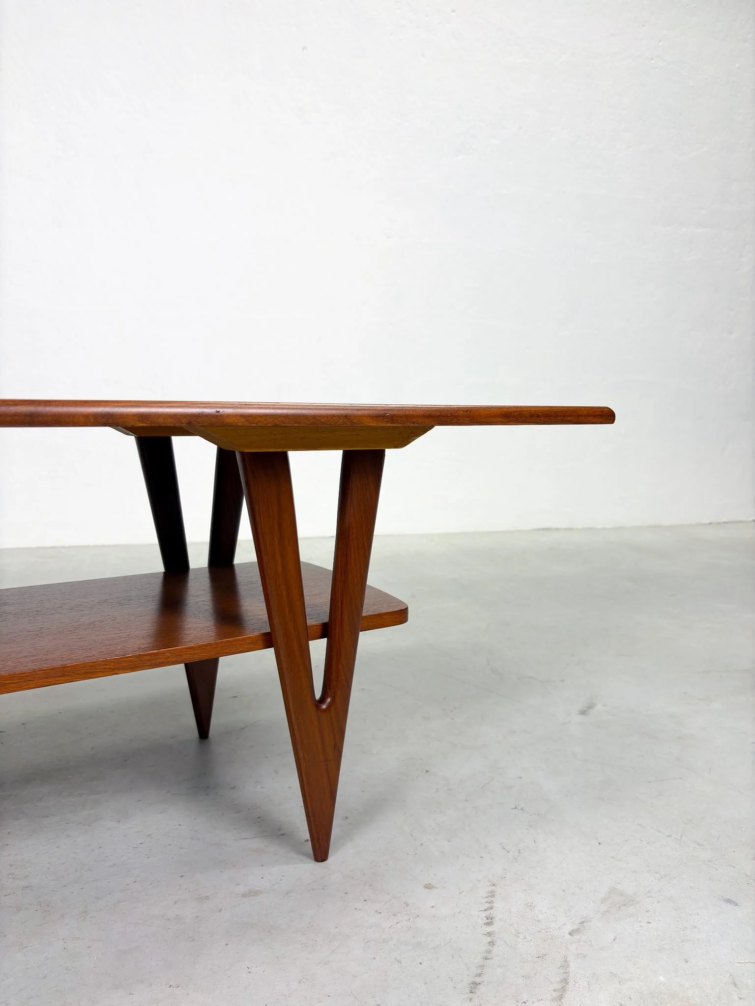 Salontafel 'Nr. 10' van Louis van Teeffelen voor Wébé (6).jpeg