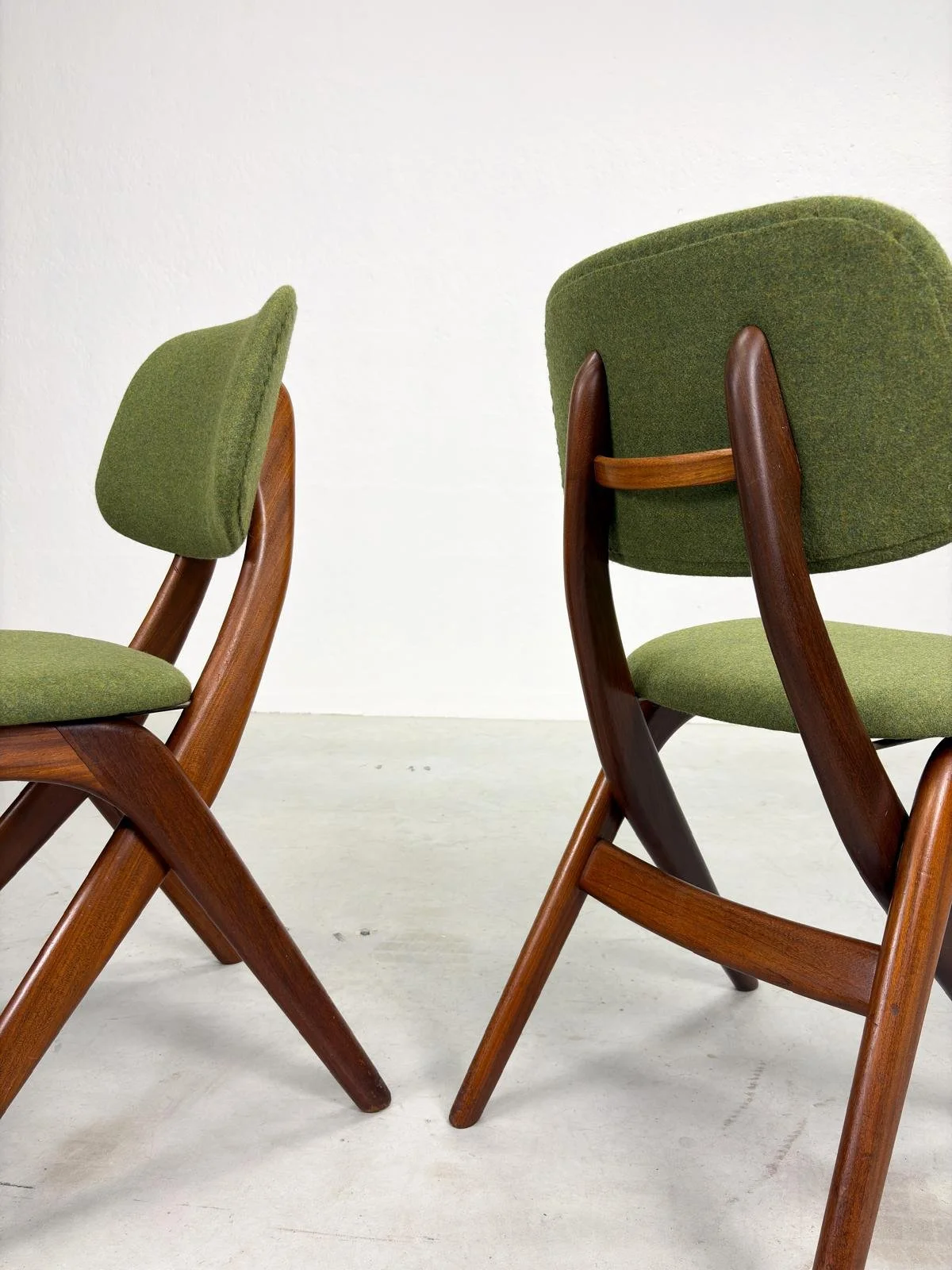 Set 'Scissor' Eetkamerstoelen van Louis van Teeffelen (11).jpeg