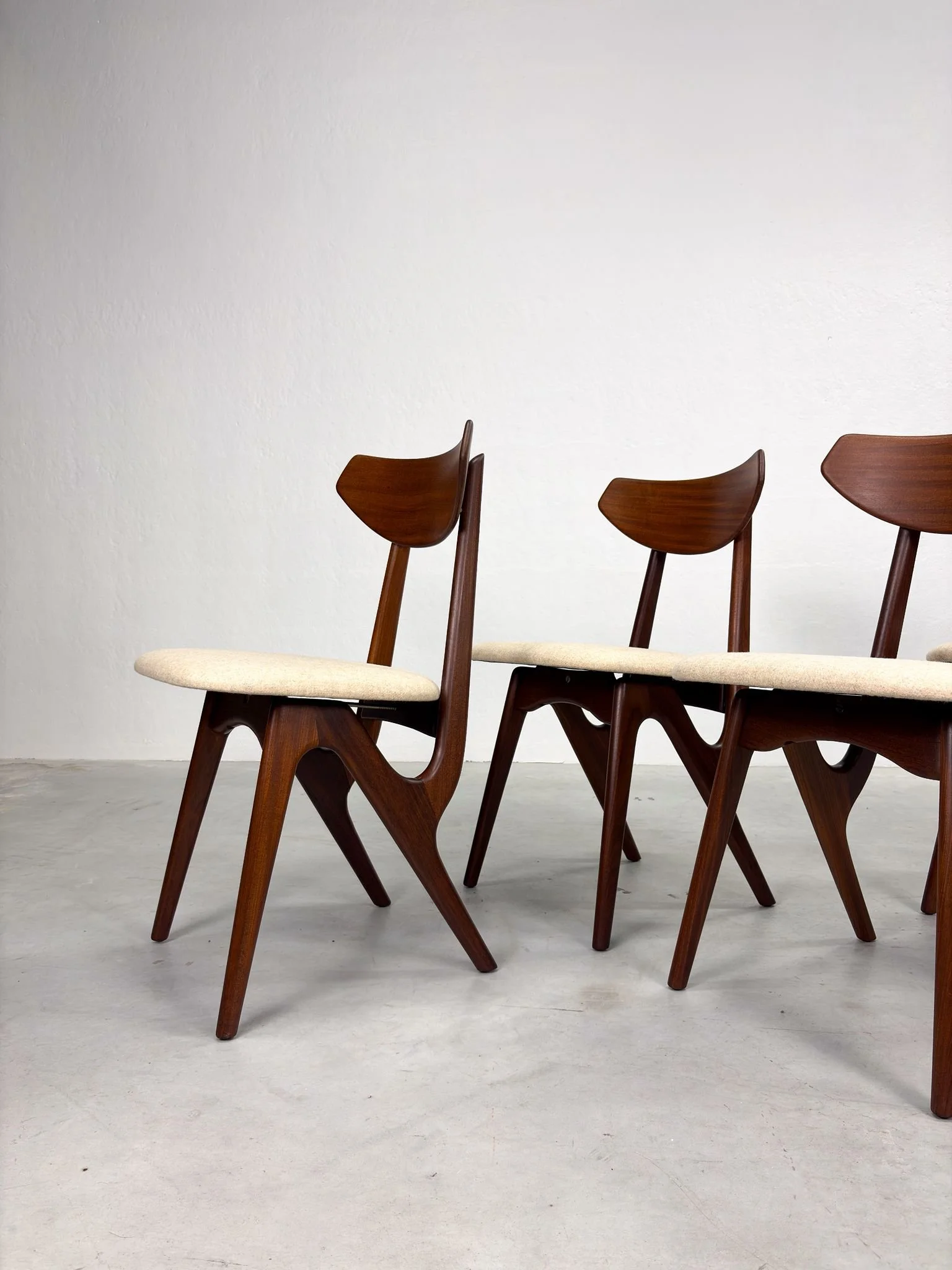 Set Mid-Century Eetkamerstoelen van AwA (1).jpeg