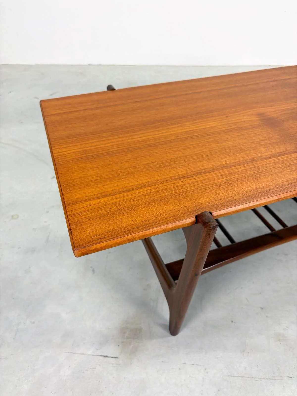 Vintage Teak Salontafel met Lectuurrek (7).jpeg