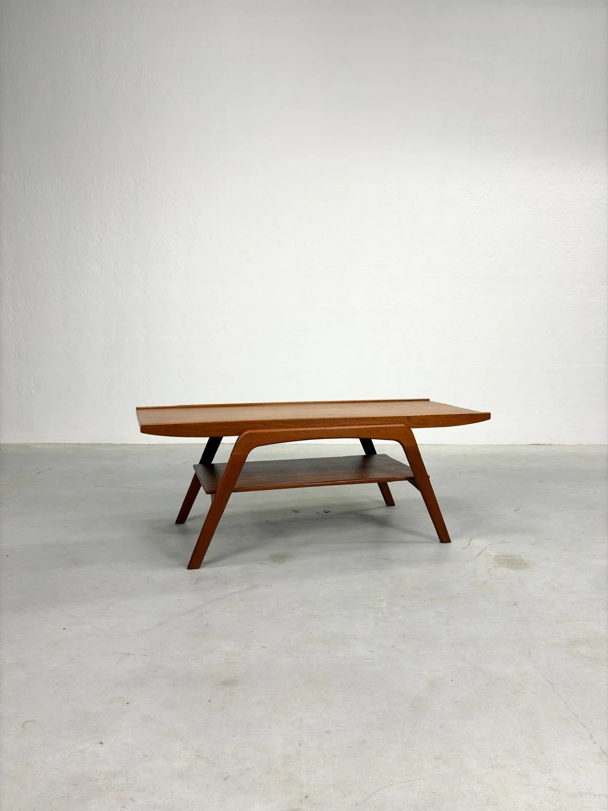 Mid-century Salontafel met Lectuurrek in Teak (1).jpeg