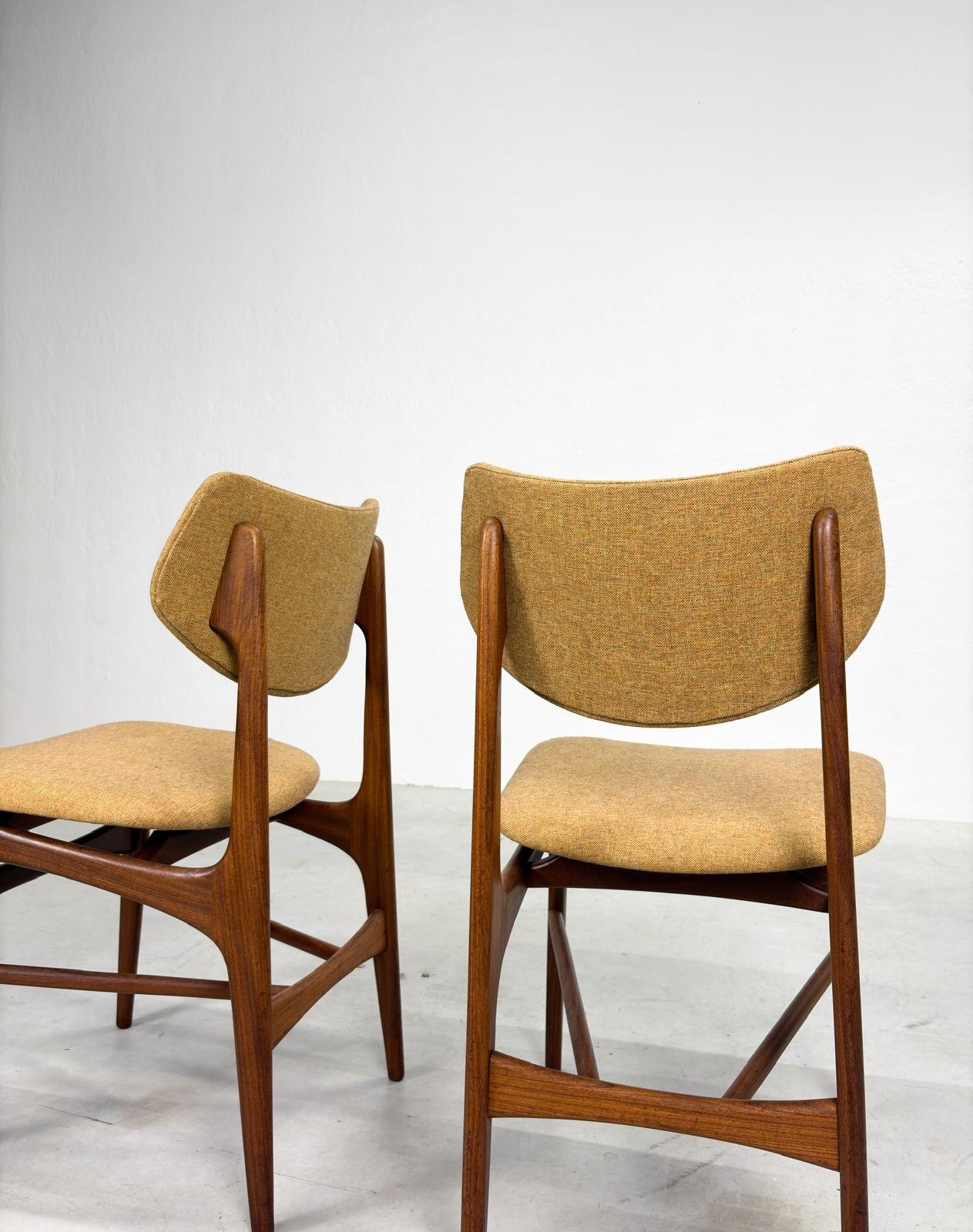 Set 'Hamar' Eetkamerstoelen van Louis van Teeffelen (9).jpeg