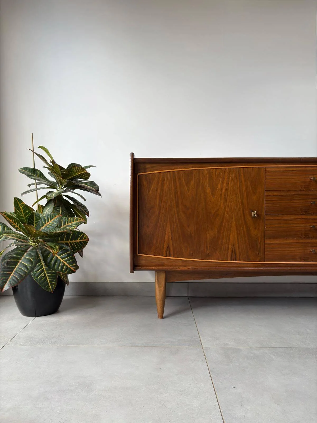 Uniek Vintage Mid-century Dressoir van Teak (2).jpg