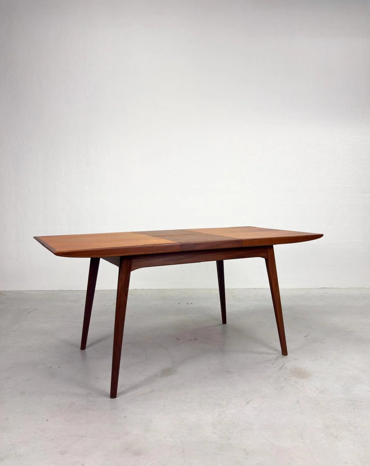 Uitschuifbare 'Milaan' Eetkamertafel van Louis van Teeffelen (4).jpeg