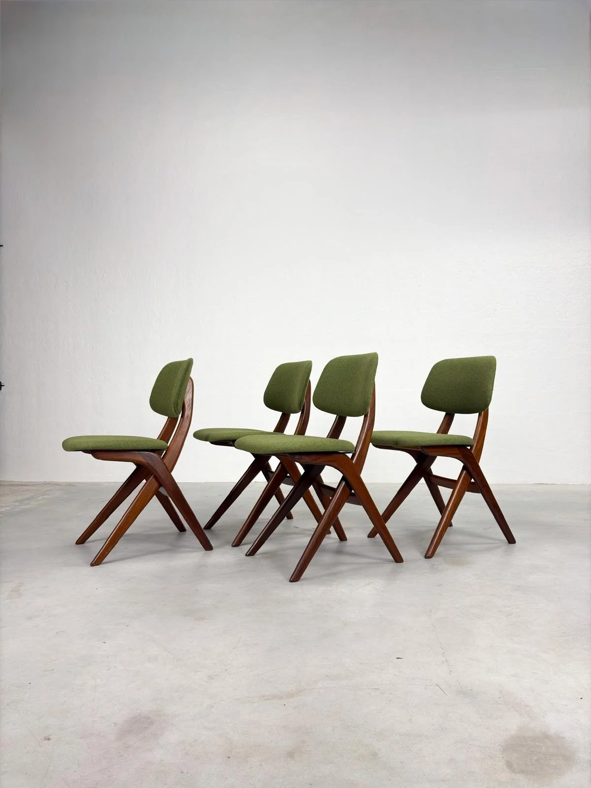 Set 'Scissor' Eetkamerstoelen van Louis van Teeffelen (20).jpeg