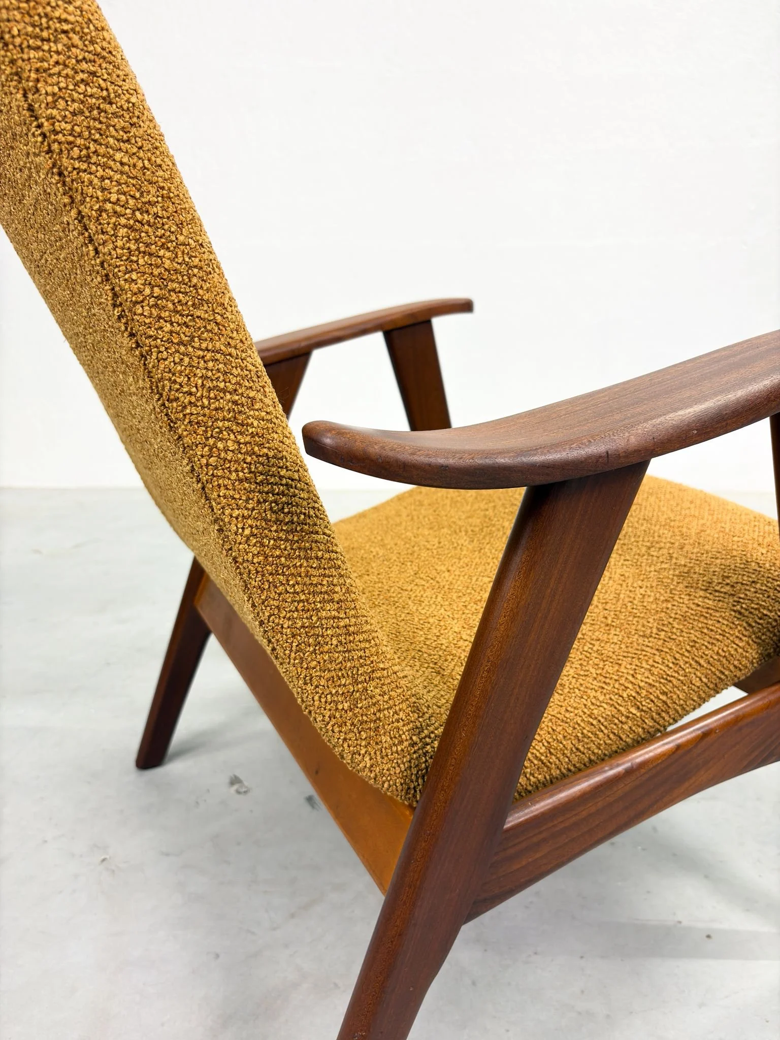 Okergele Fauteuil Louis van Teeffelen (10).jpeg