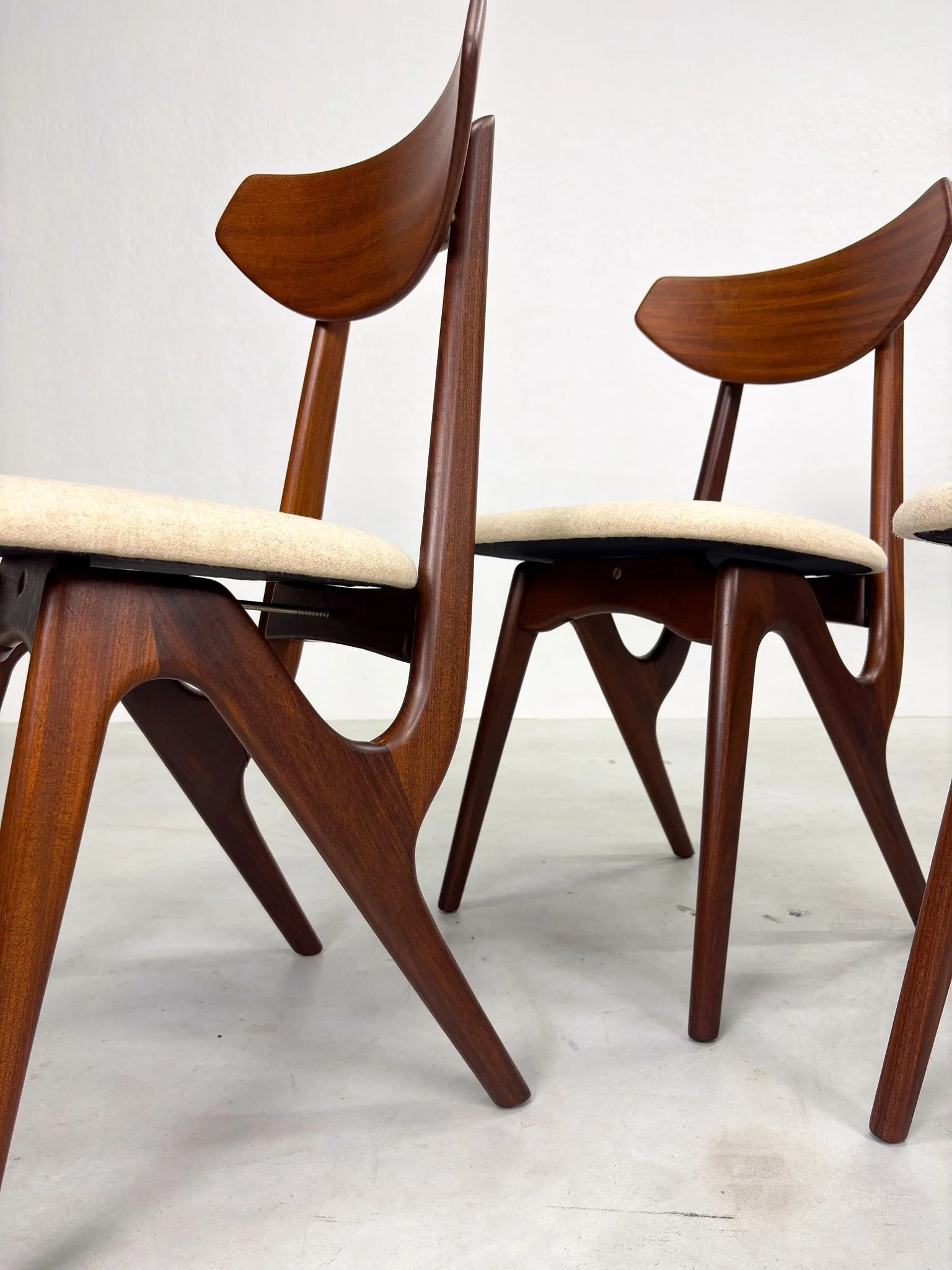 Set Mid-Century Eetkamerstoelen van AwA (5).jpeg