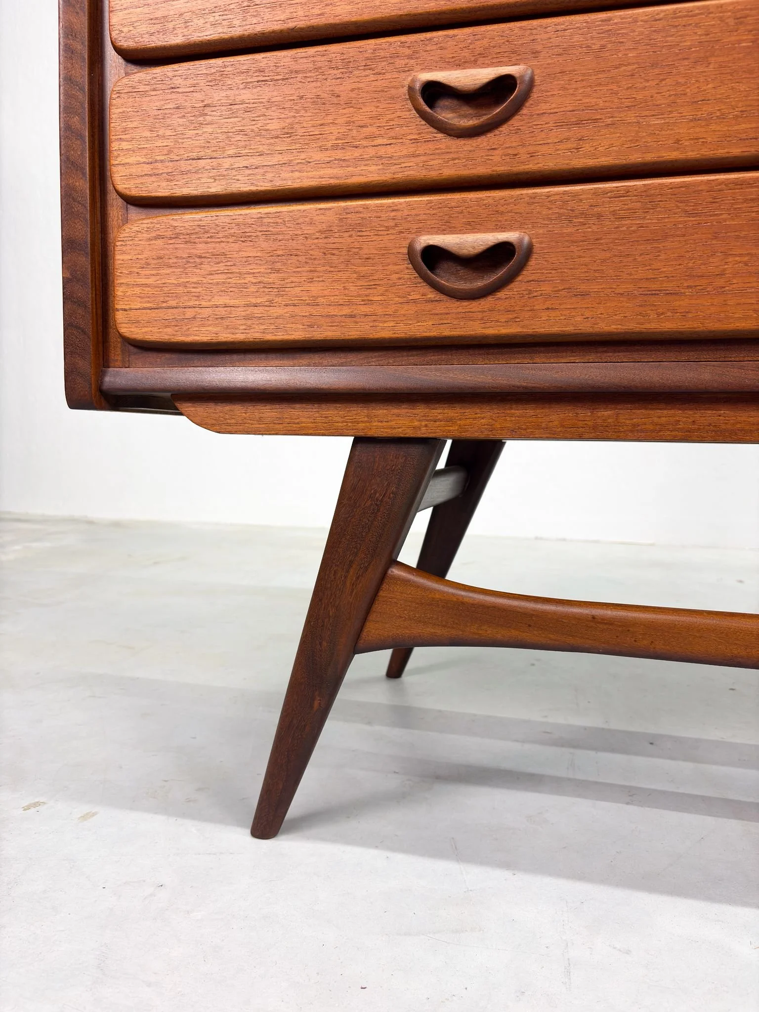 Dressoir van Louis van Teeffelen voor Wébé (4).jpeg