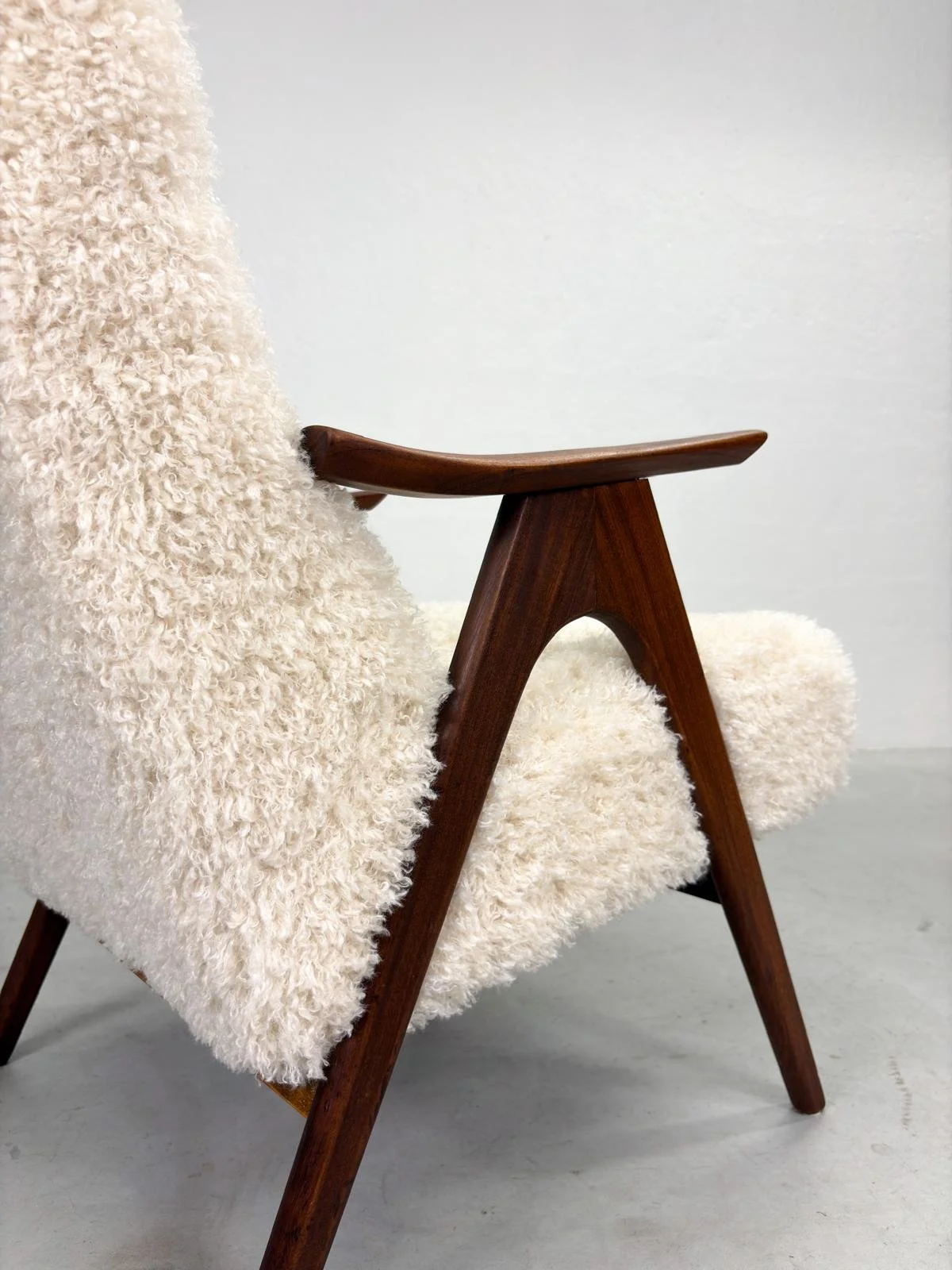 Mid-century Fauteuil met Fluffy Stof (7).jpeg