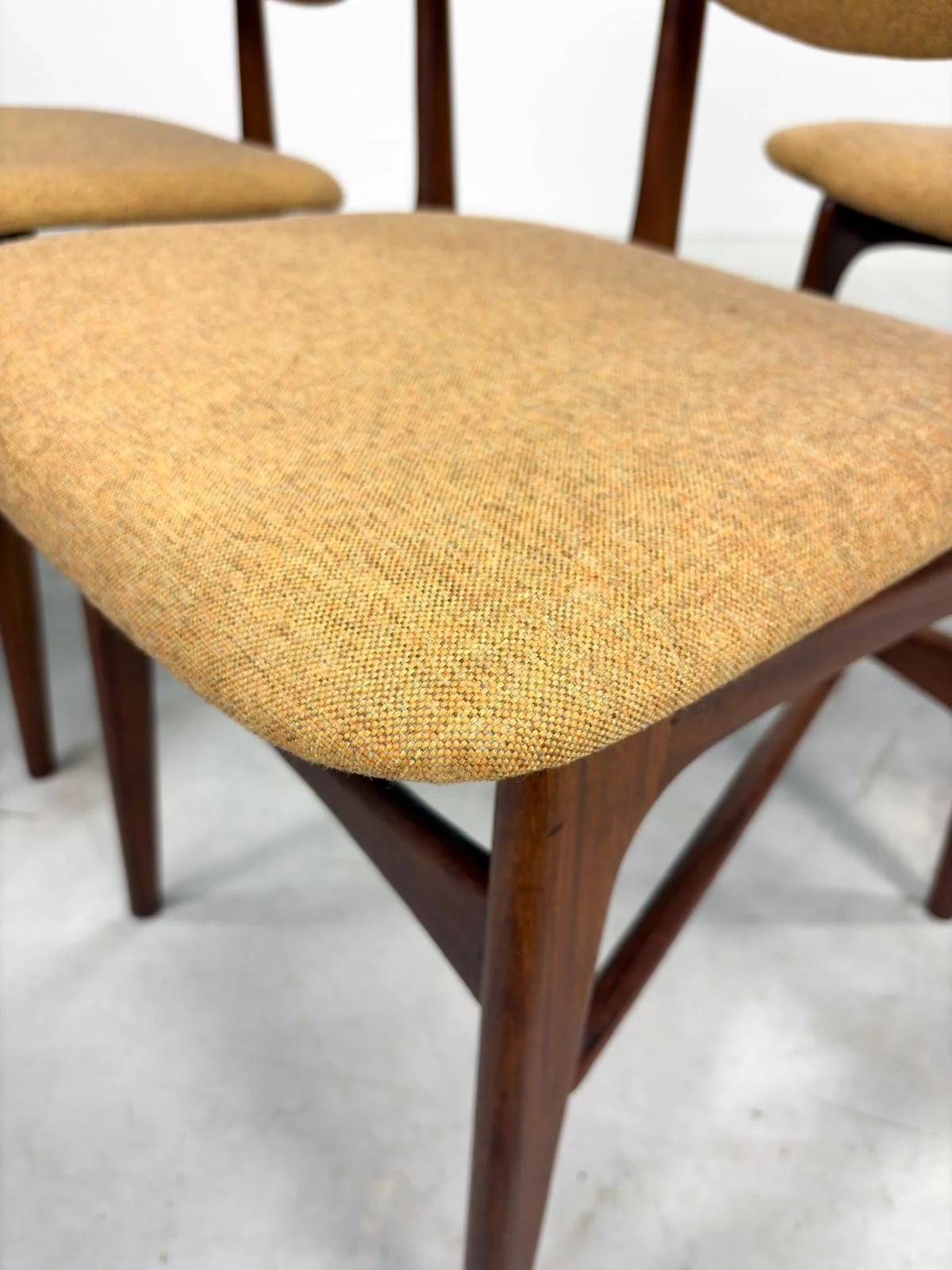 Set 'Hamar' Eetkamerstoelen van Louis van Teeffelen (18).jpeg