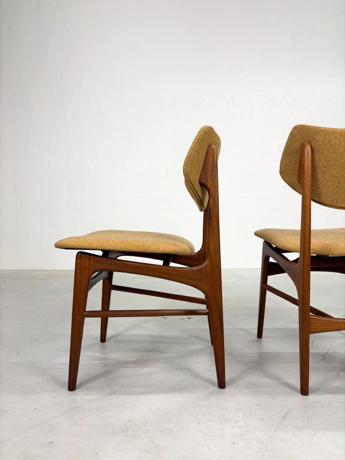 Set 'Hamar' Eetkamerstoelen van Louis van Teeffelen (11).jpeg