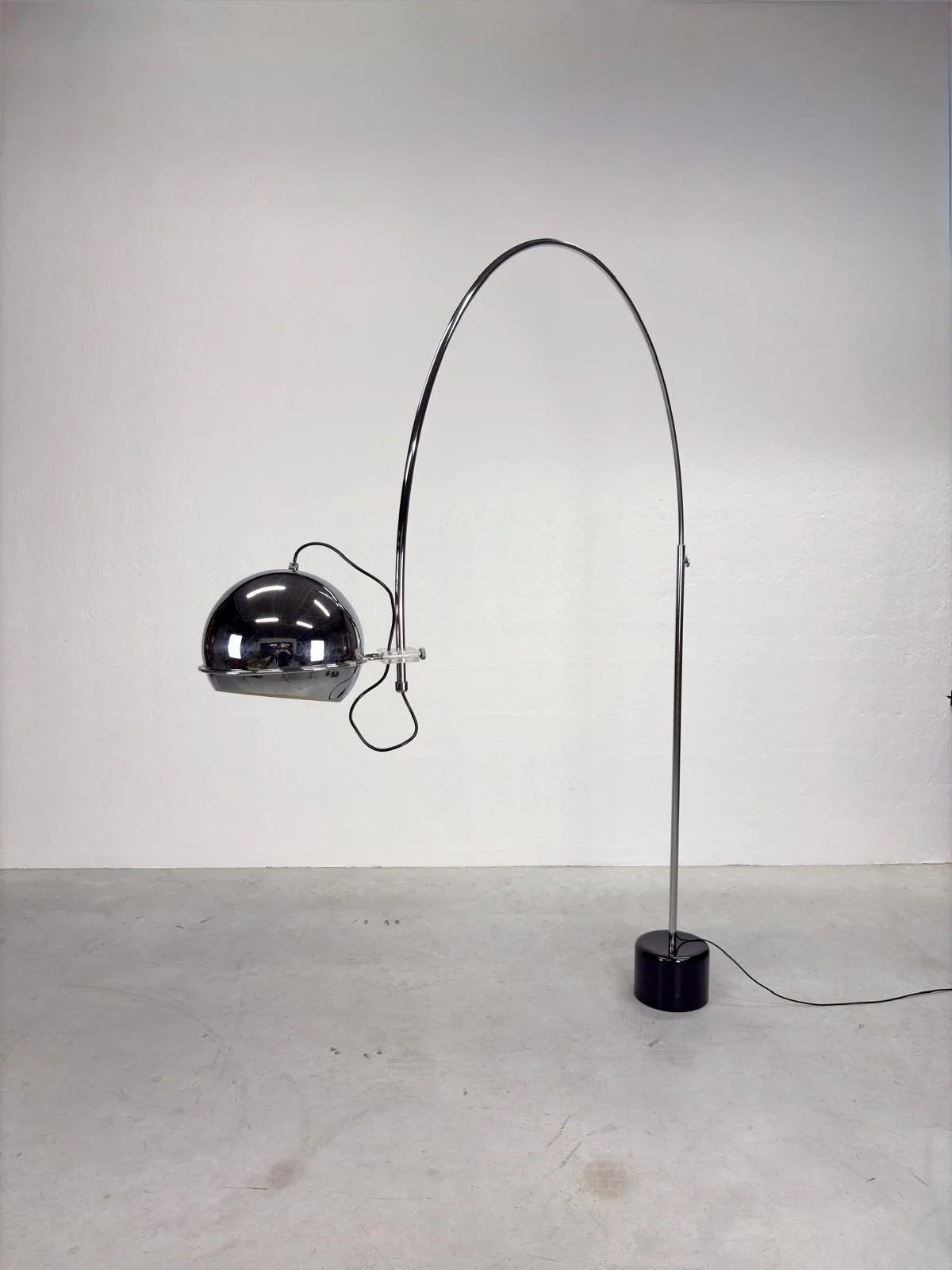 XXL Booglamp in Chroom van Gepo Amsterdam (2).jpeg