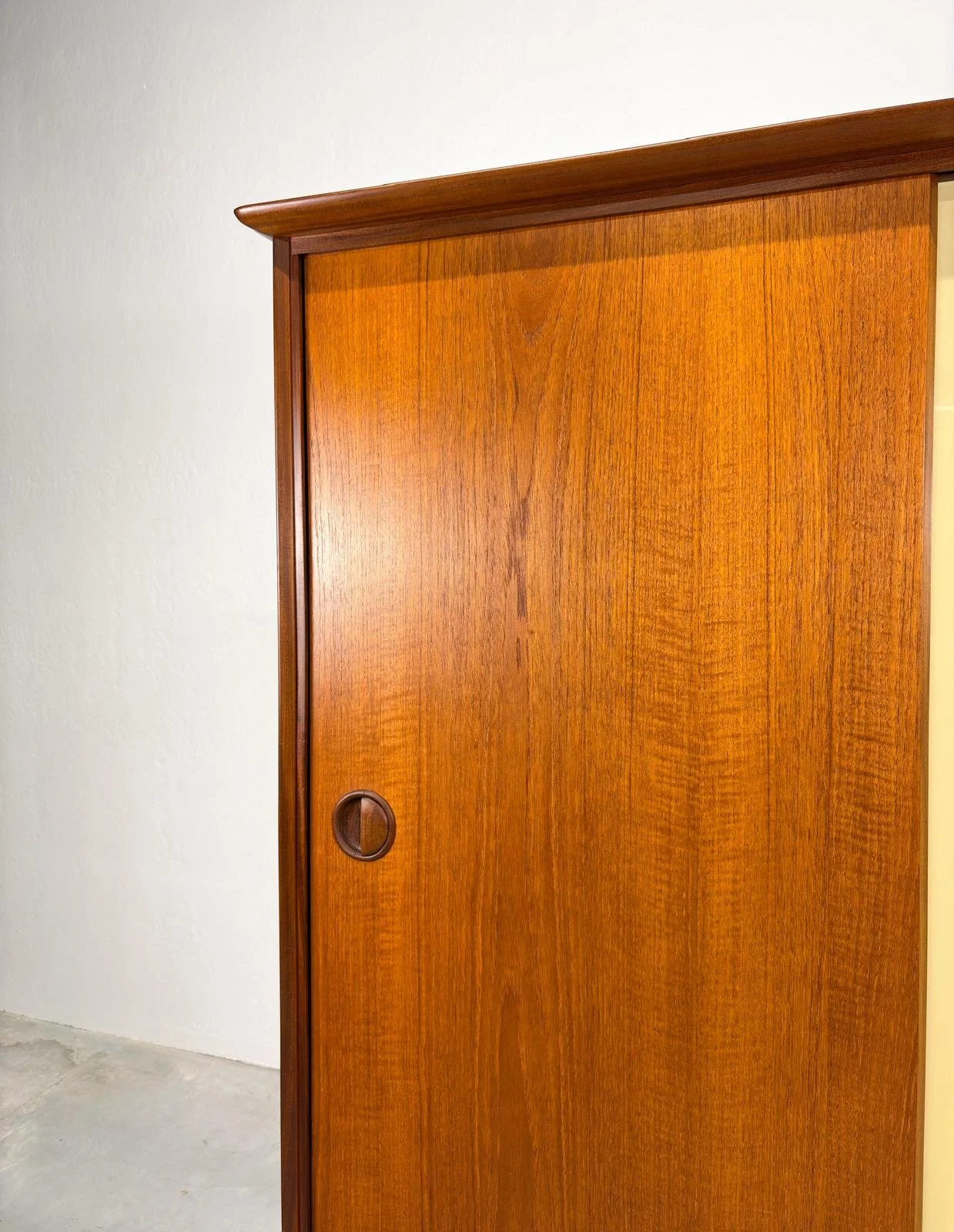 Kledingkast van Louis van Teeffelen voor Wébé (4).jpeg