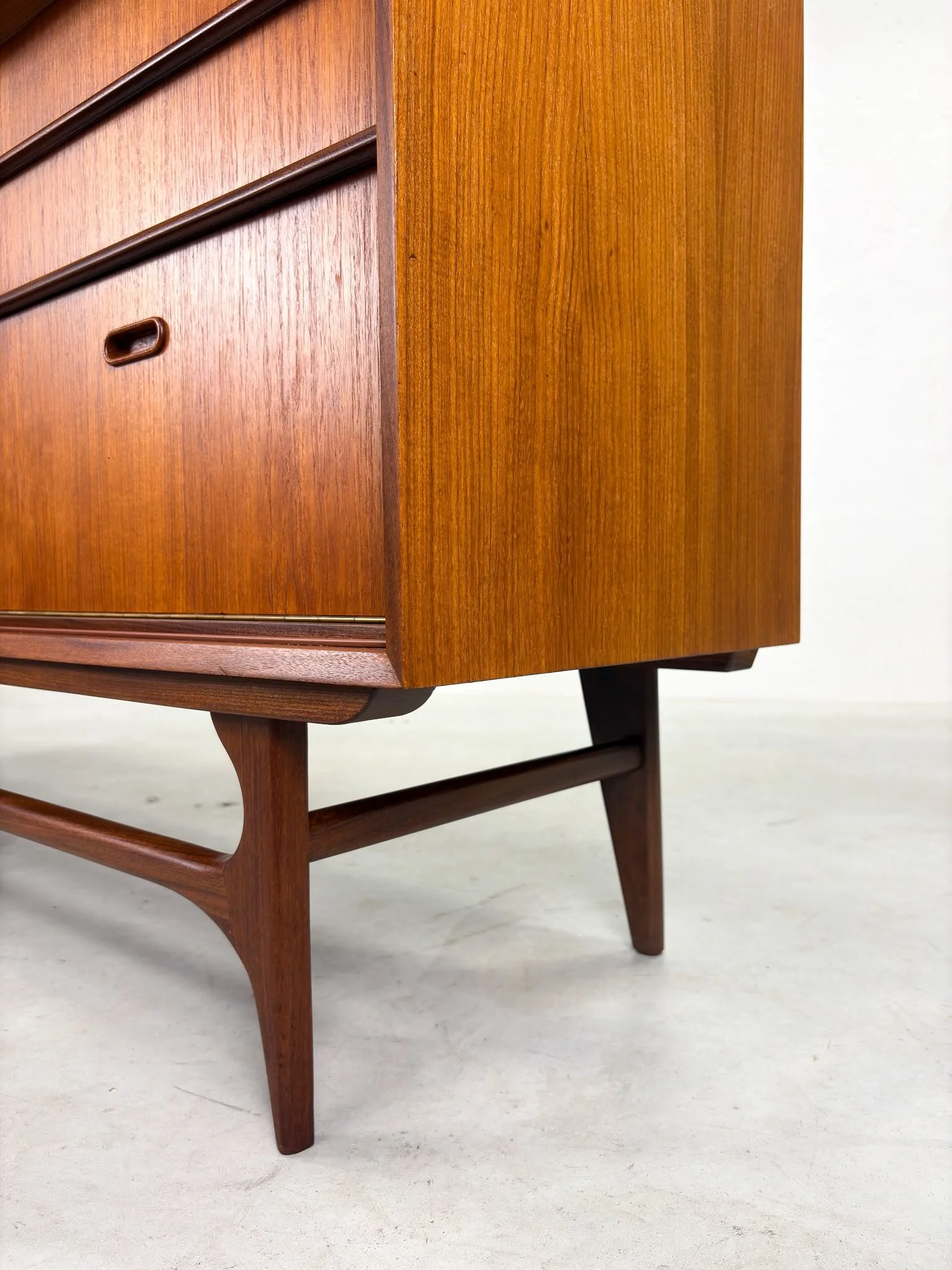 Mid-century Dressoir van Teakhout (2).jpeg