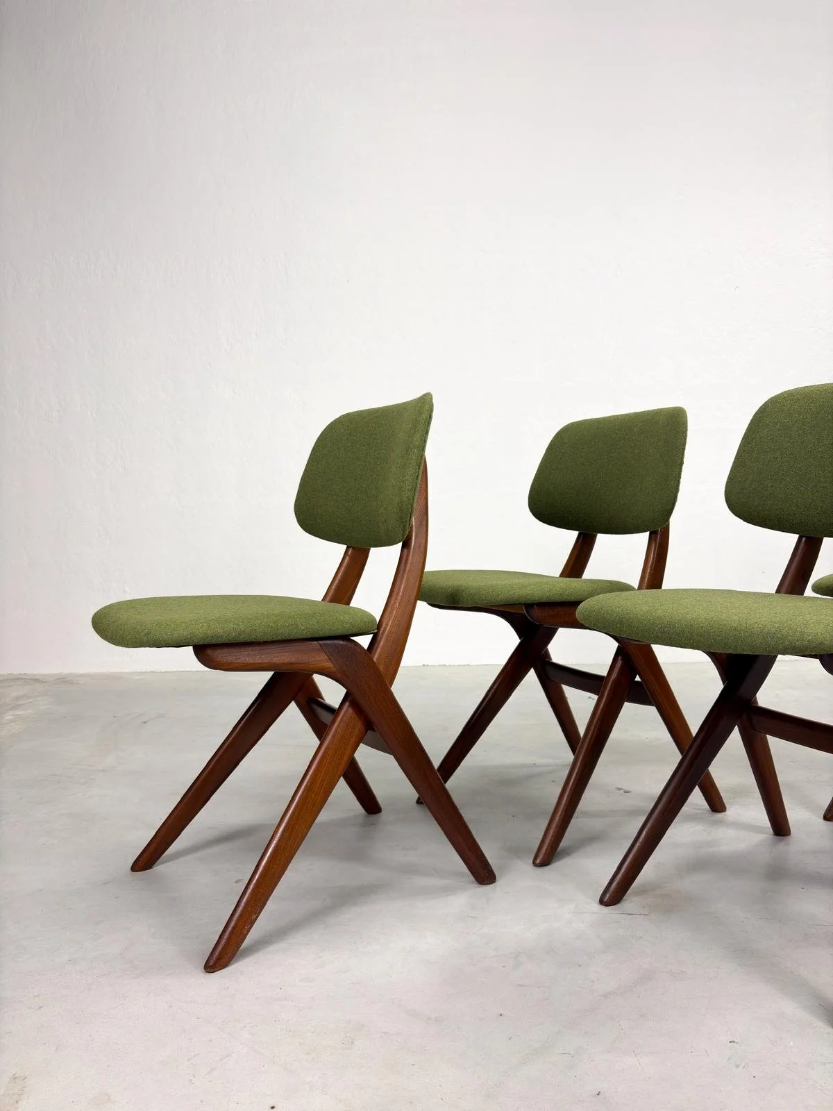 Set 'Scissor' Eetkamerstoelen van Louis van Teeffelen (18).jpeg