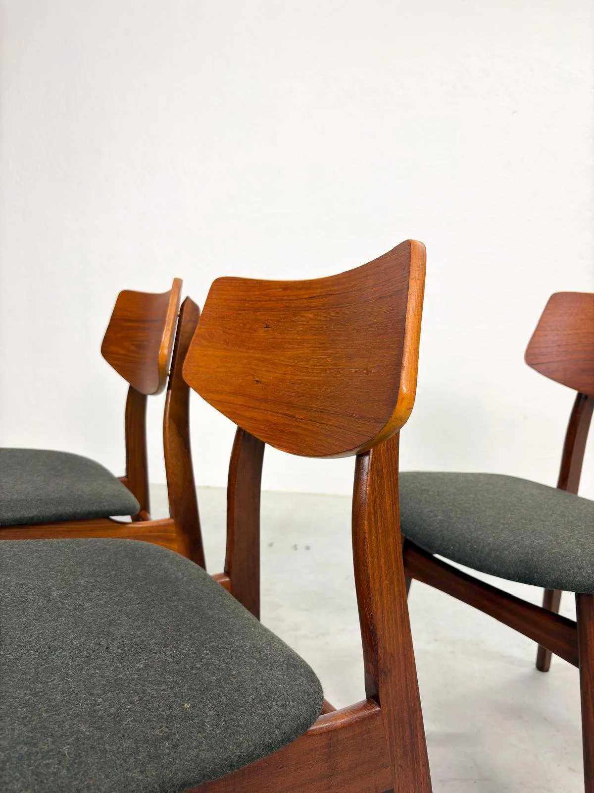 Set Mid-Century Eetkamerstoelen van Teakhout (13).jpeg