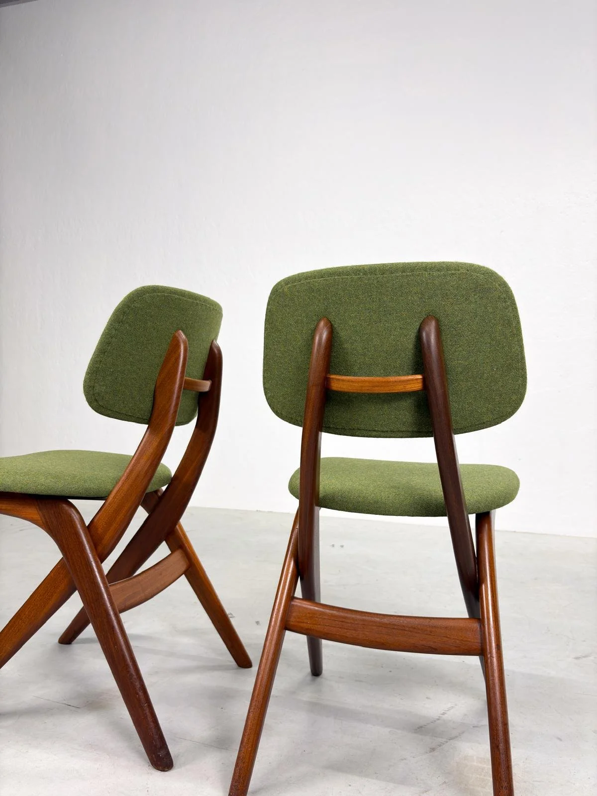 Set 'Scissor' Eetkamerstoelen van Louis van Teeffelen (8).jpeg