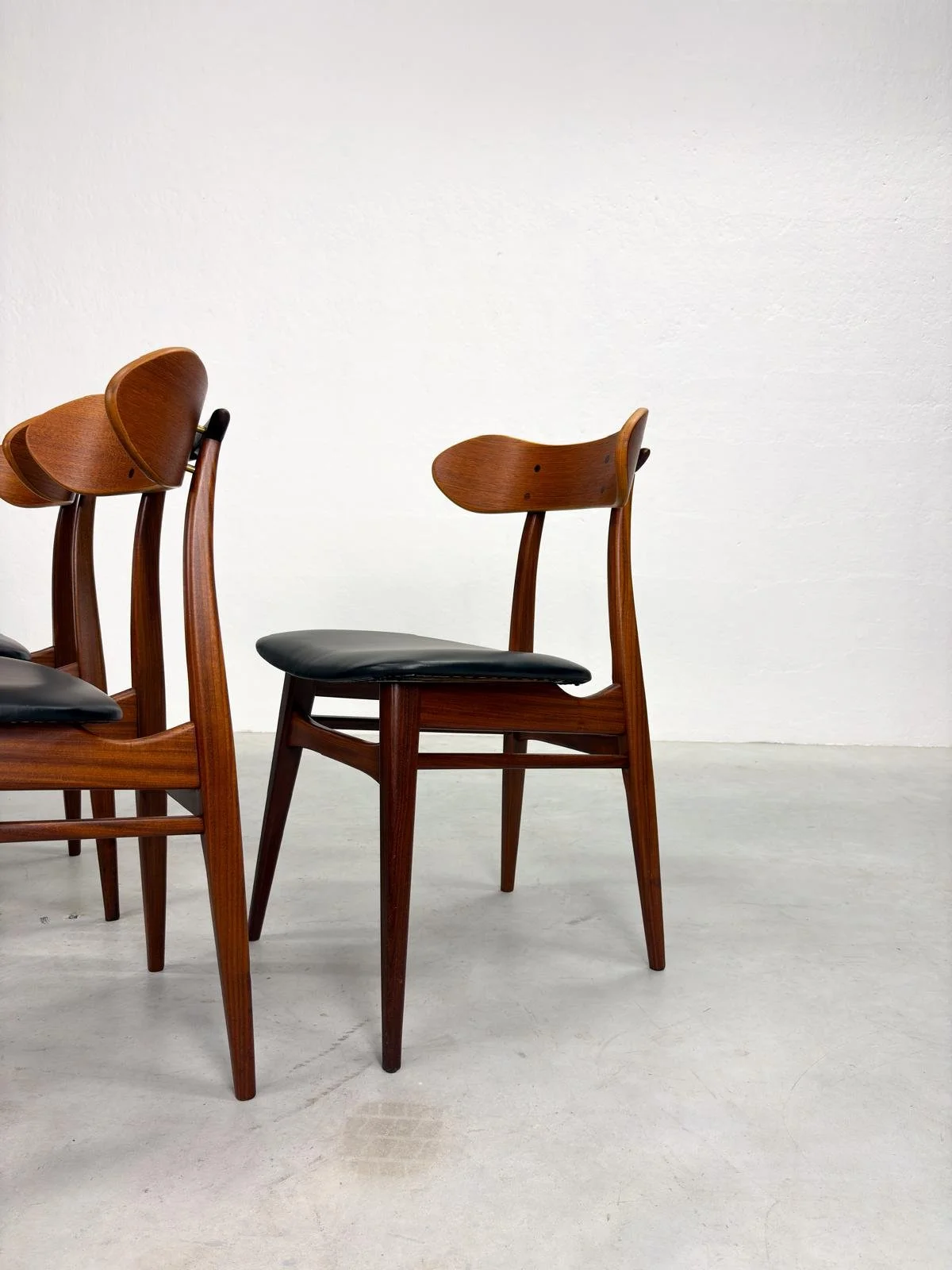Set 'Kastrup' Eetkamerstoelen van Louis van Teeffelen (18).jpeg