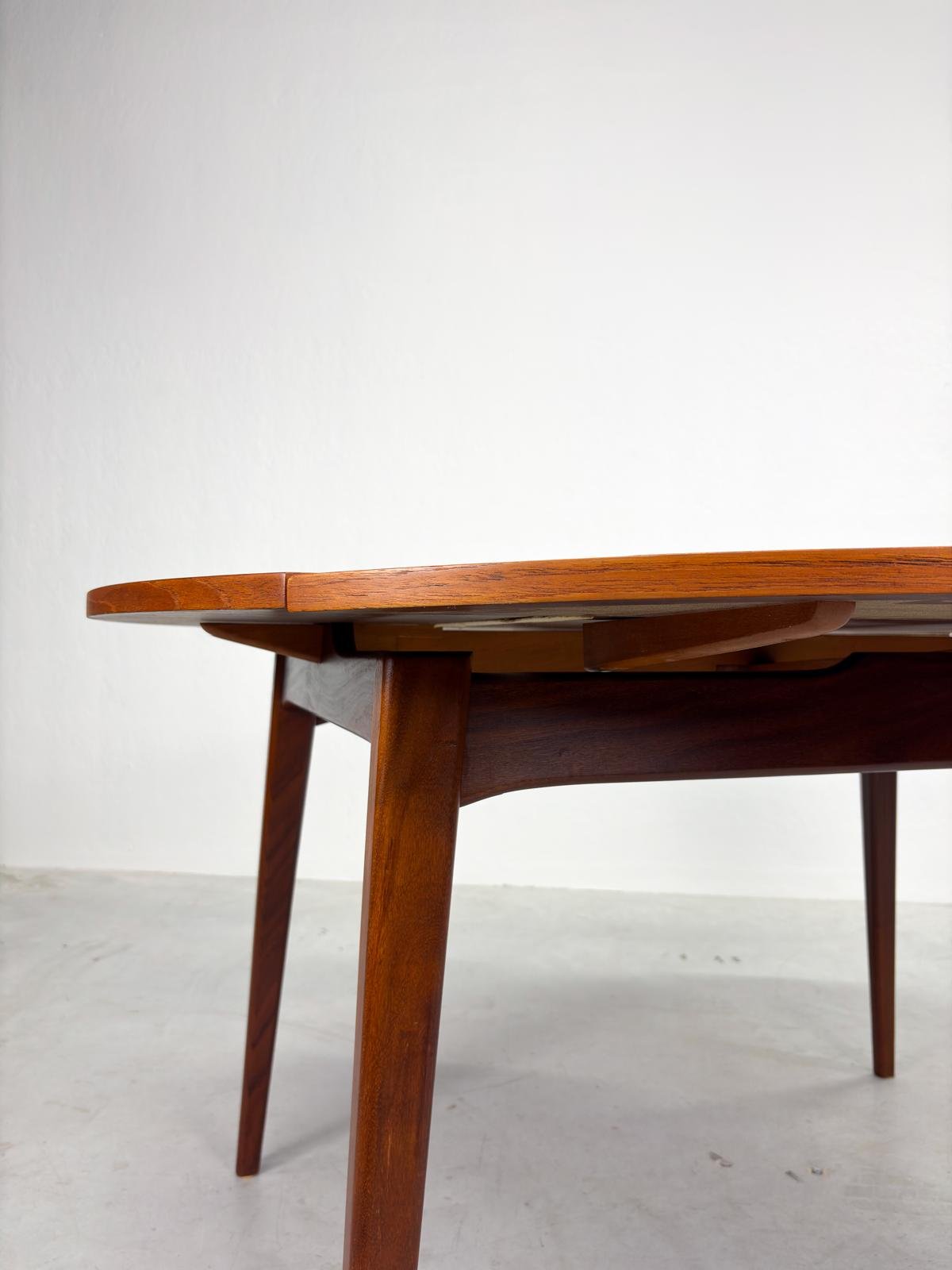 Uitschuifbare Ronde Eetkamertafel van Louis van Teeffelen (7).jpeg