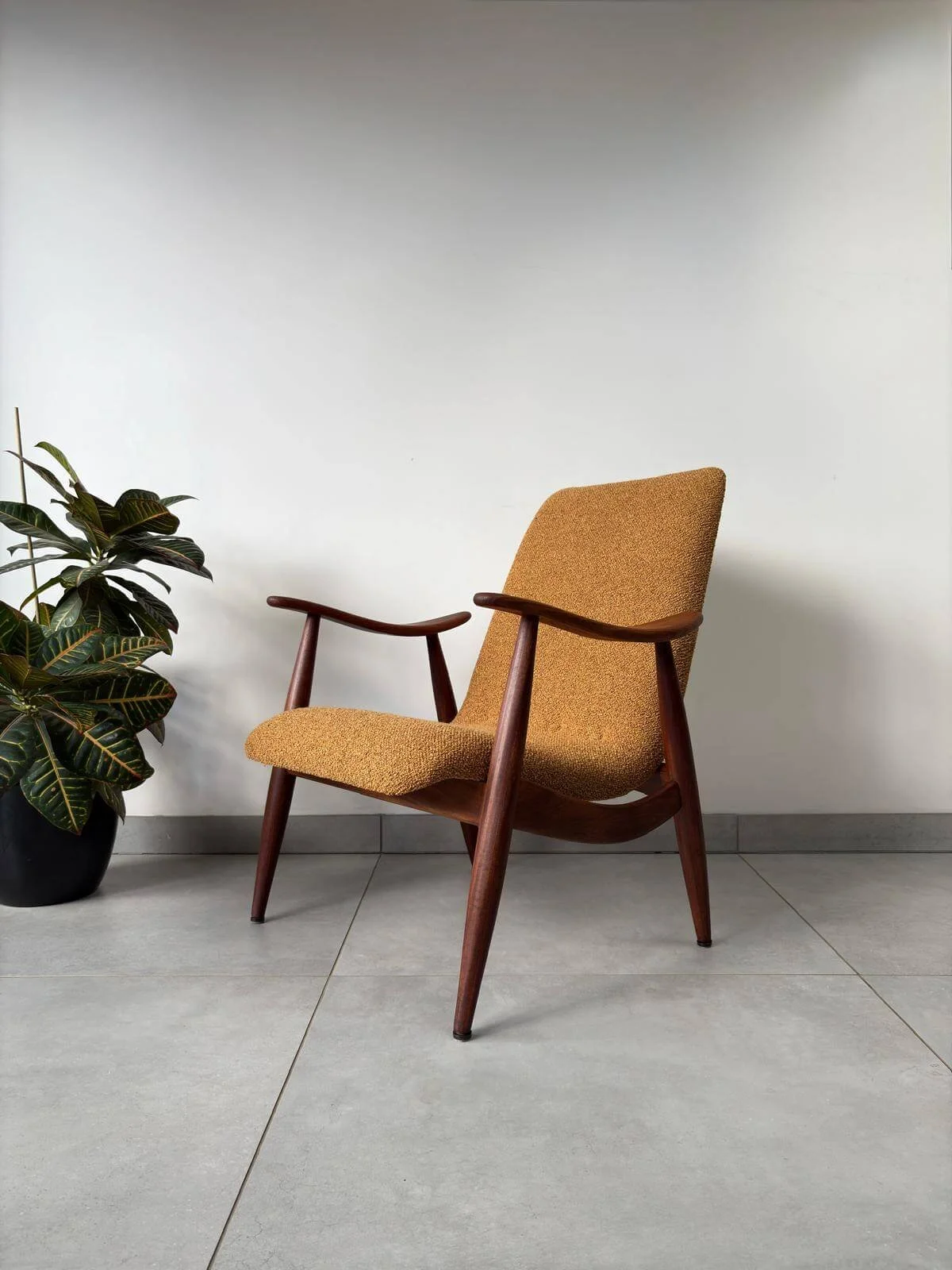 A-serie Fauteuil Louis van Teeffelen Oker Geel (1).jpg