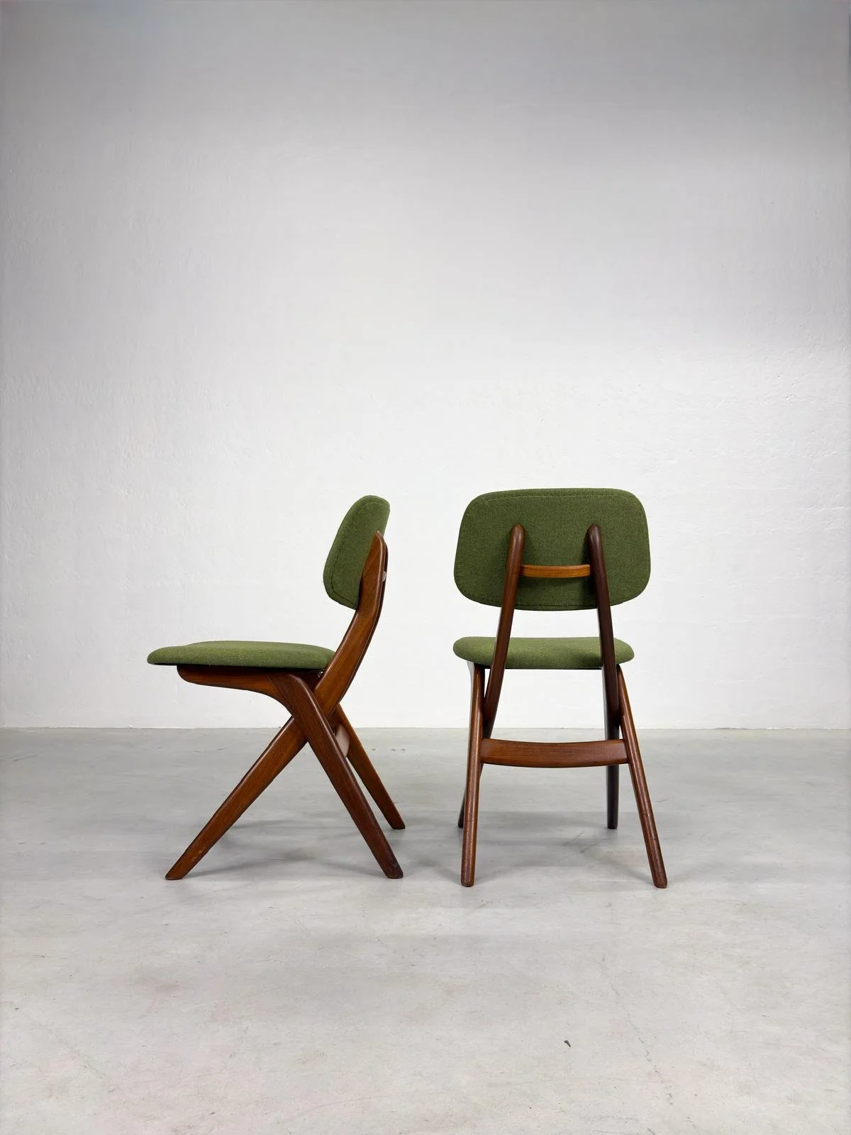 Set 'Scissor' Eetkamerstoelen van Louis van Teeffelen (6).jpeg