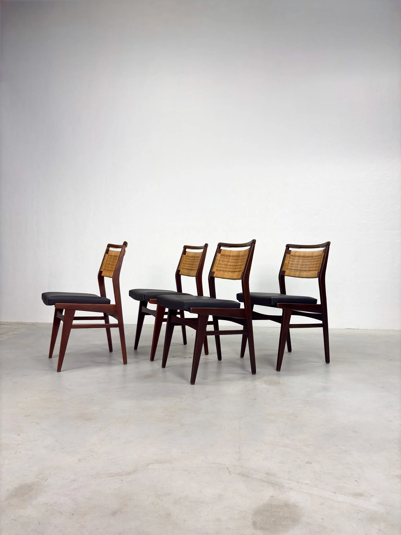 Mid-century Eetkamerstoelen met Rieten Rugleuning (2).jpeg