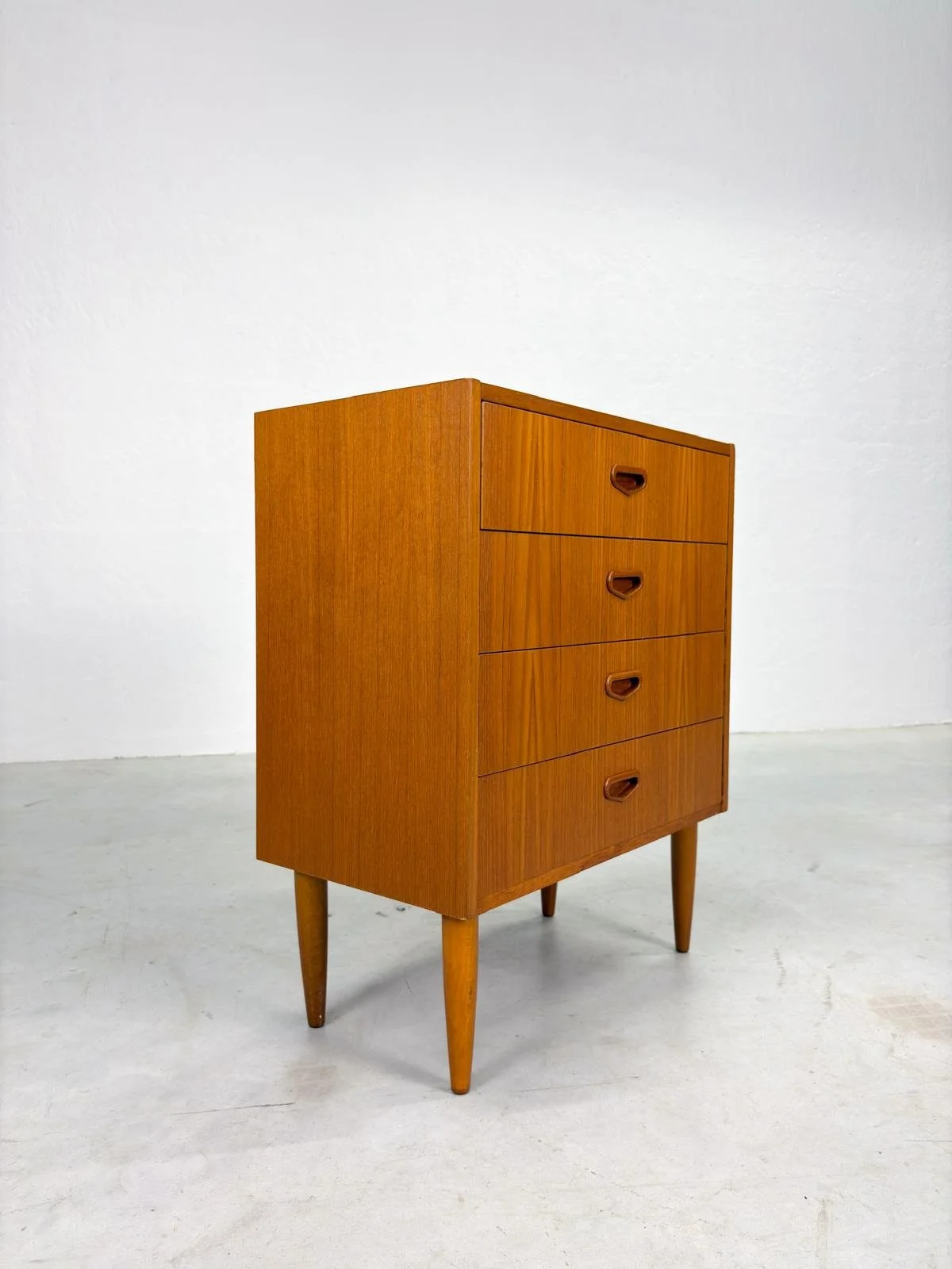 Lage Mid-century Ladekast van Musteringg (1).jpeg
