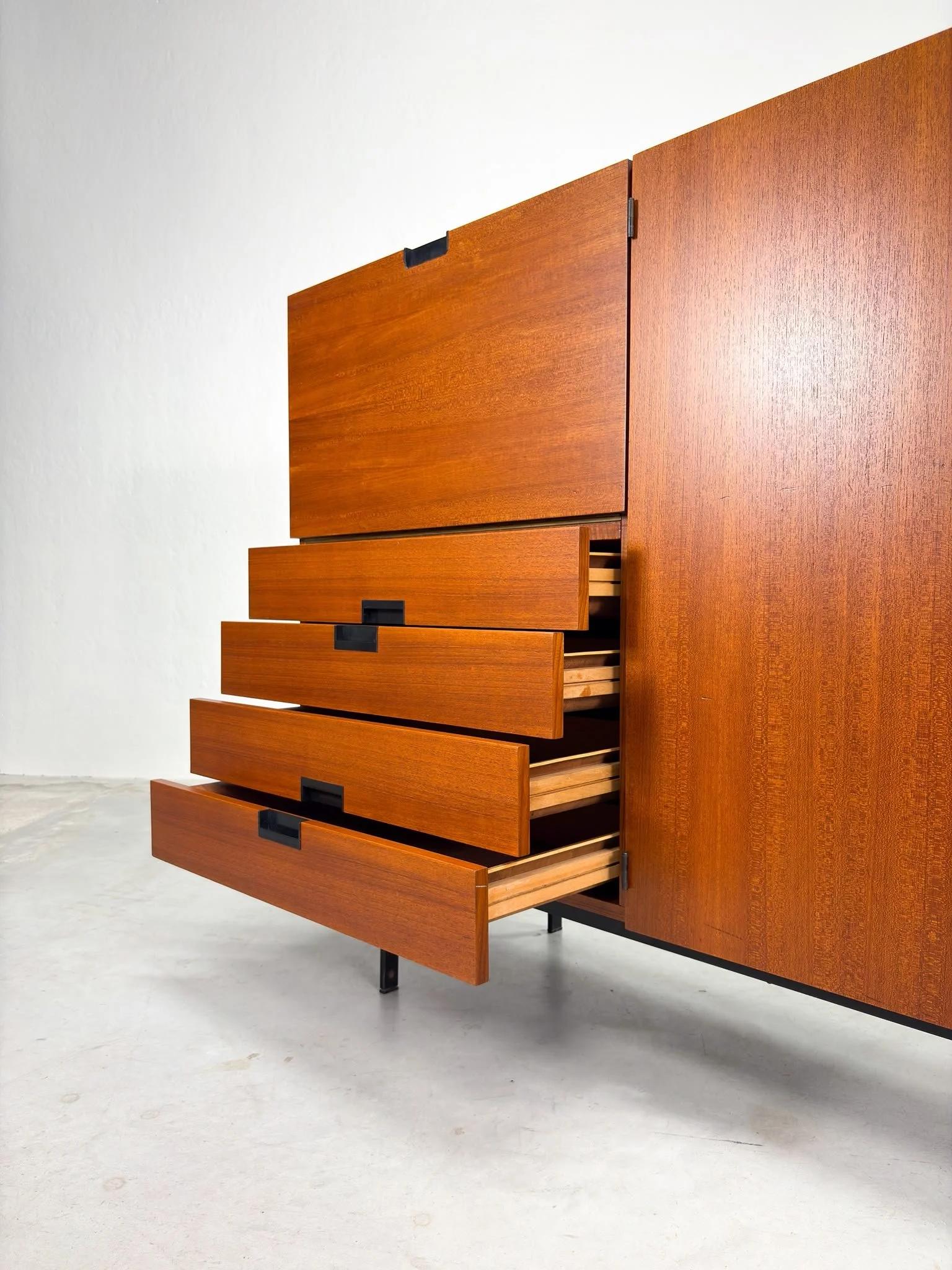 'CU08' Dressoir van Cees Braakman voor Pastoe (14).jpeg