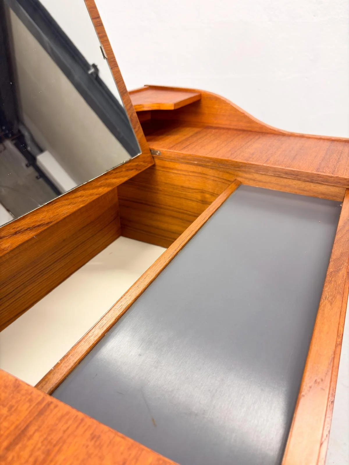 Mid-Century Teakhouten Kaptafel in Deens Design (5).jpeg