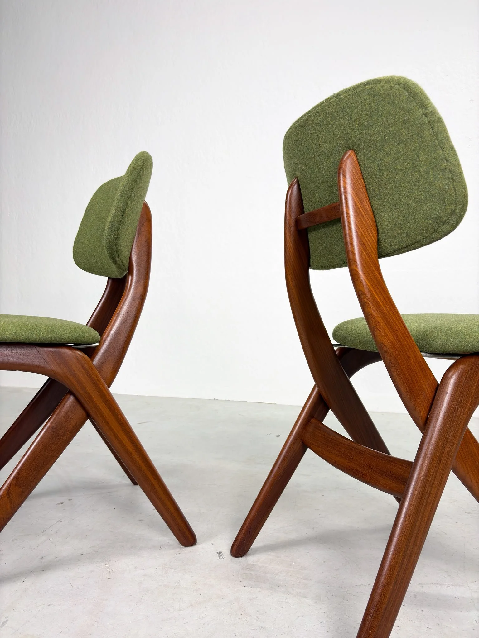Set 'Scissor' Eetkamerstoelen van Louis van Teeffelen (7).jpeg